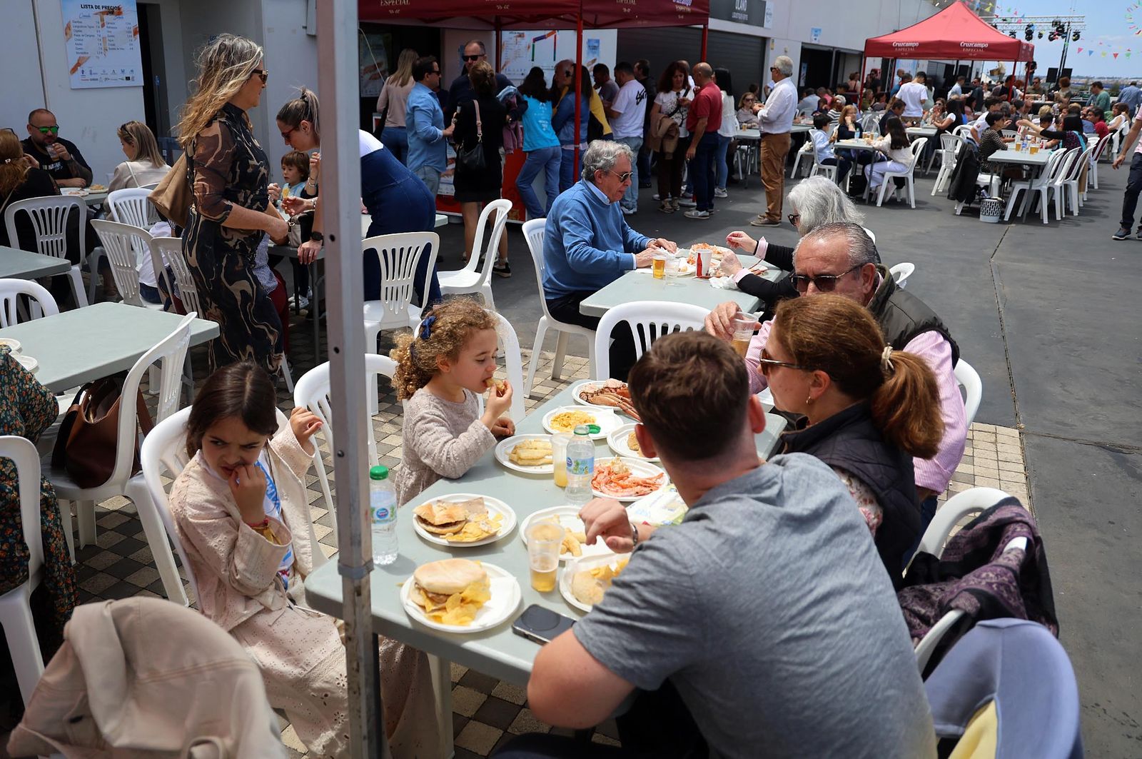 Imágenes del ambiente en la Feria de la Gamba y el Marisco de Huelva