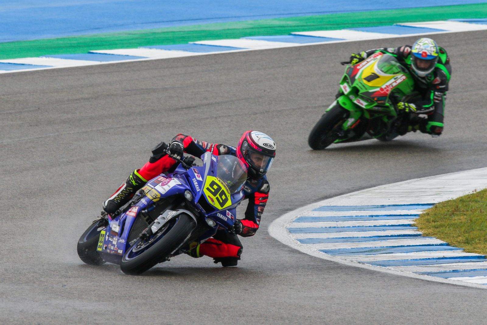 Óscar Gutiérrez rueda por delante de Román Ramos en SBK.