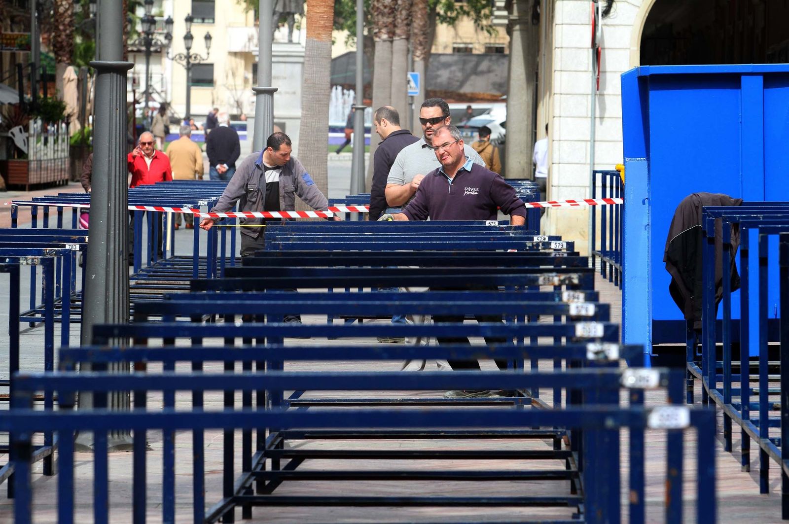 Imágenes del montaje de los palcos para la Semana Santa onubense