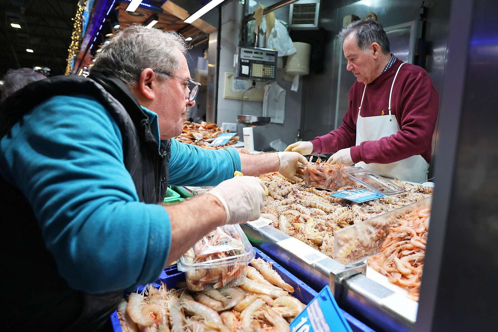 Ambientazo en el Mercado del Carmen para ultimar compras de Navidad