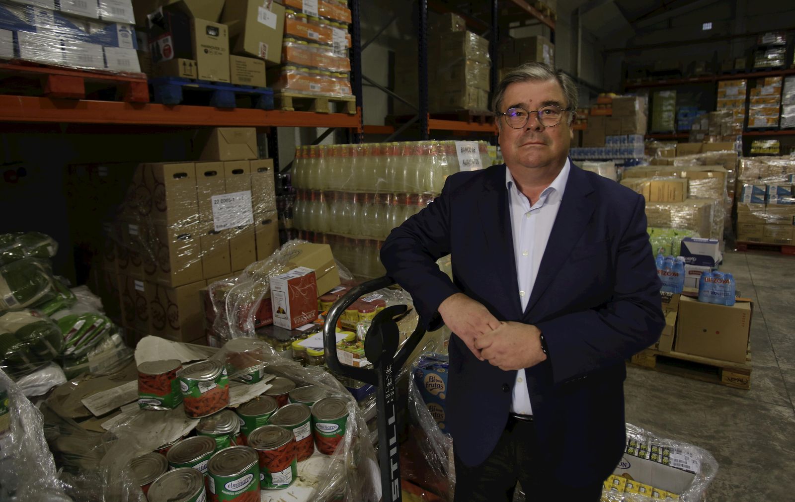 Agustín Vidal-Aragón posa en la nave de la Fundación Banco de Alimentos de Sevilla.