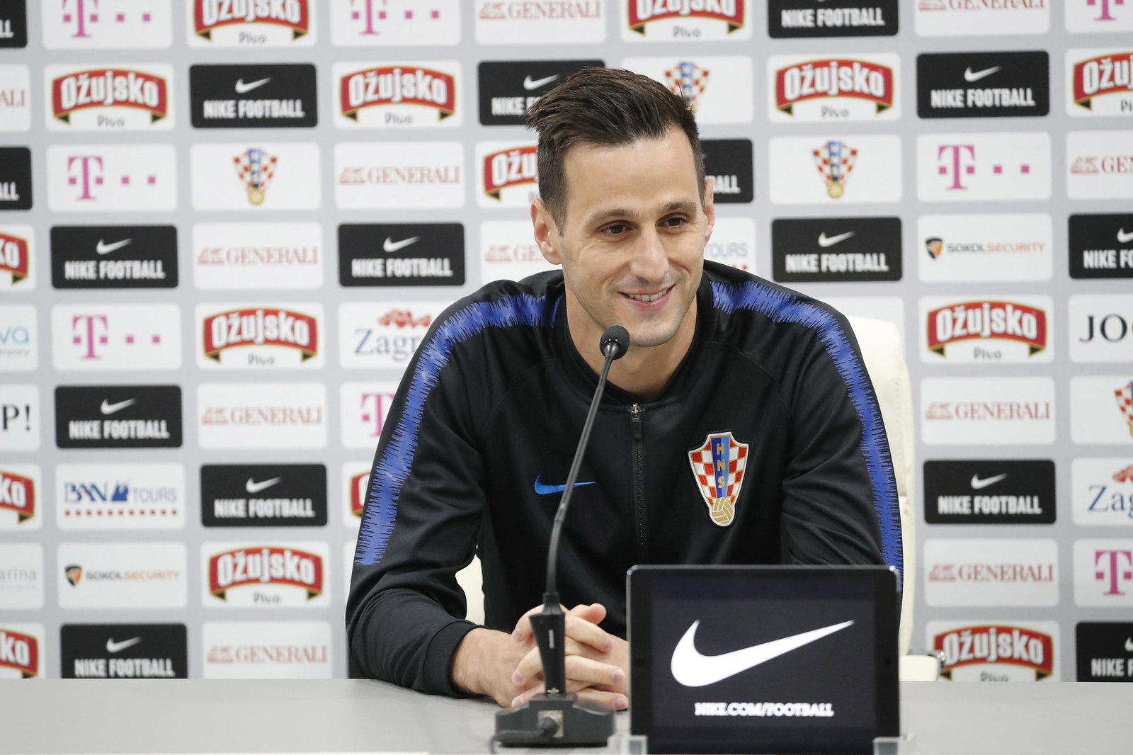 Kalinic atiende a la prensa en San Petersburgo, la víspera del Croacia-Nigeria.