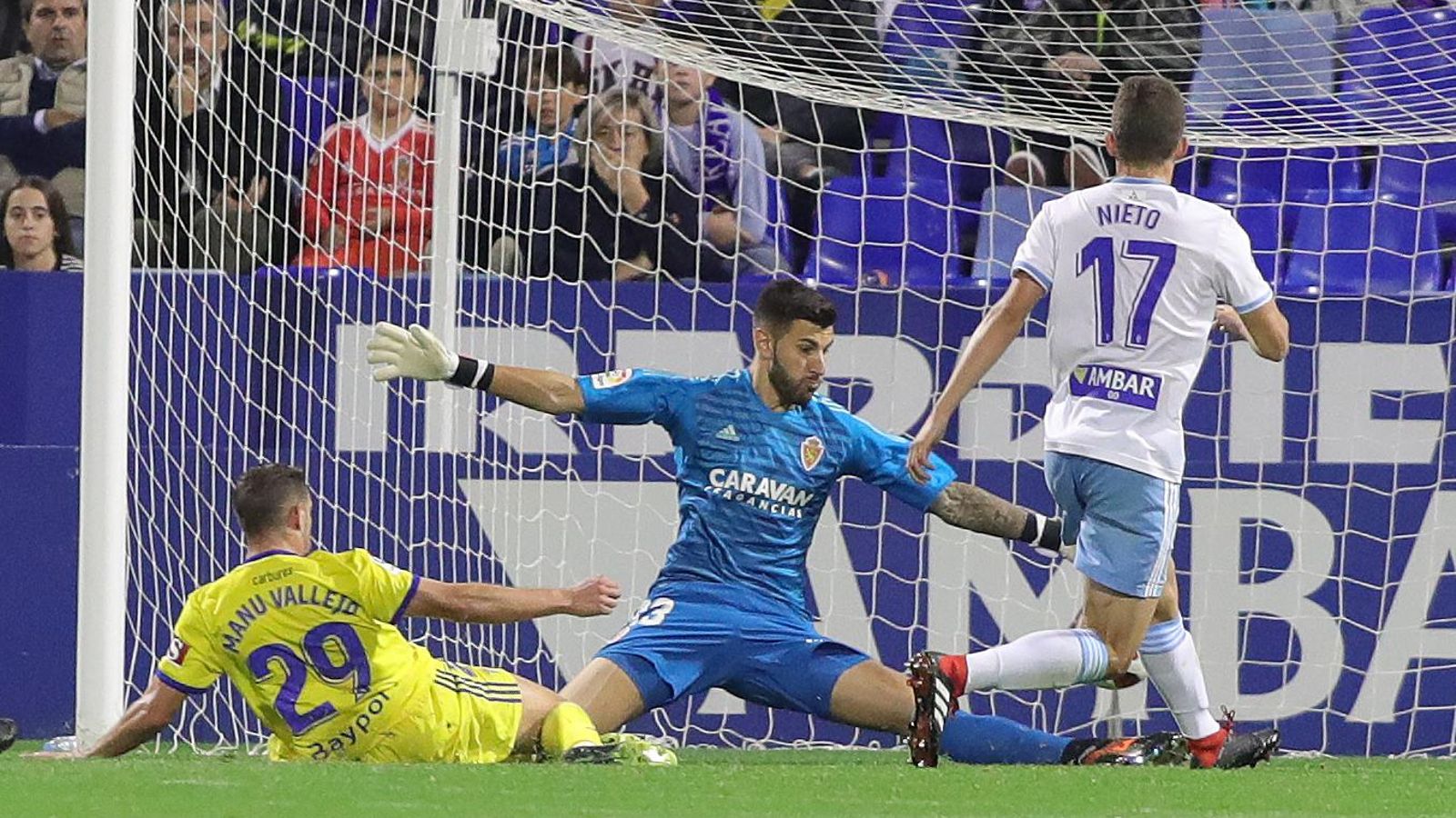 Ratón saca el remate a bocajarro de Manu Vallejo.