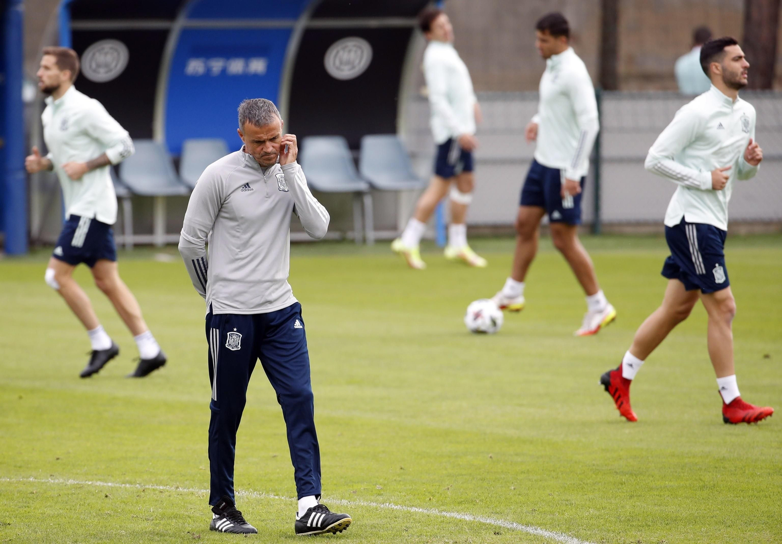 Luis Enrique, pensativo en el último entrenamiento antes de la final.