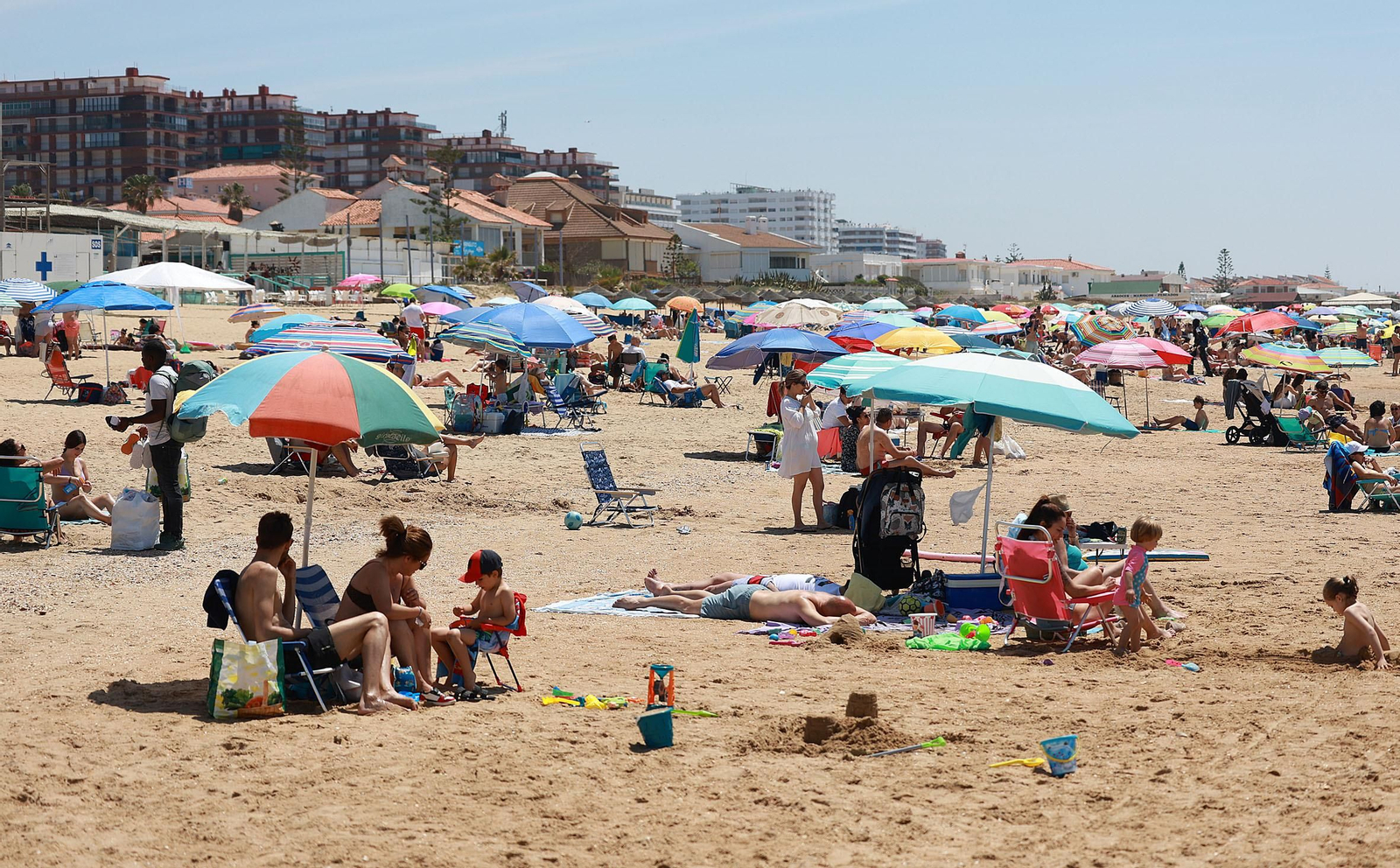 Imágenes del ambiente en las playas de Punta Umbría y La Bota en la mañana del domingo