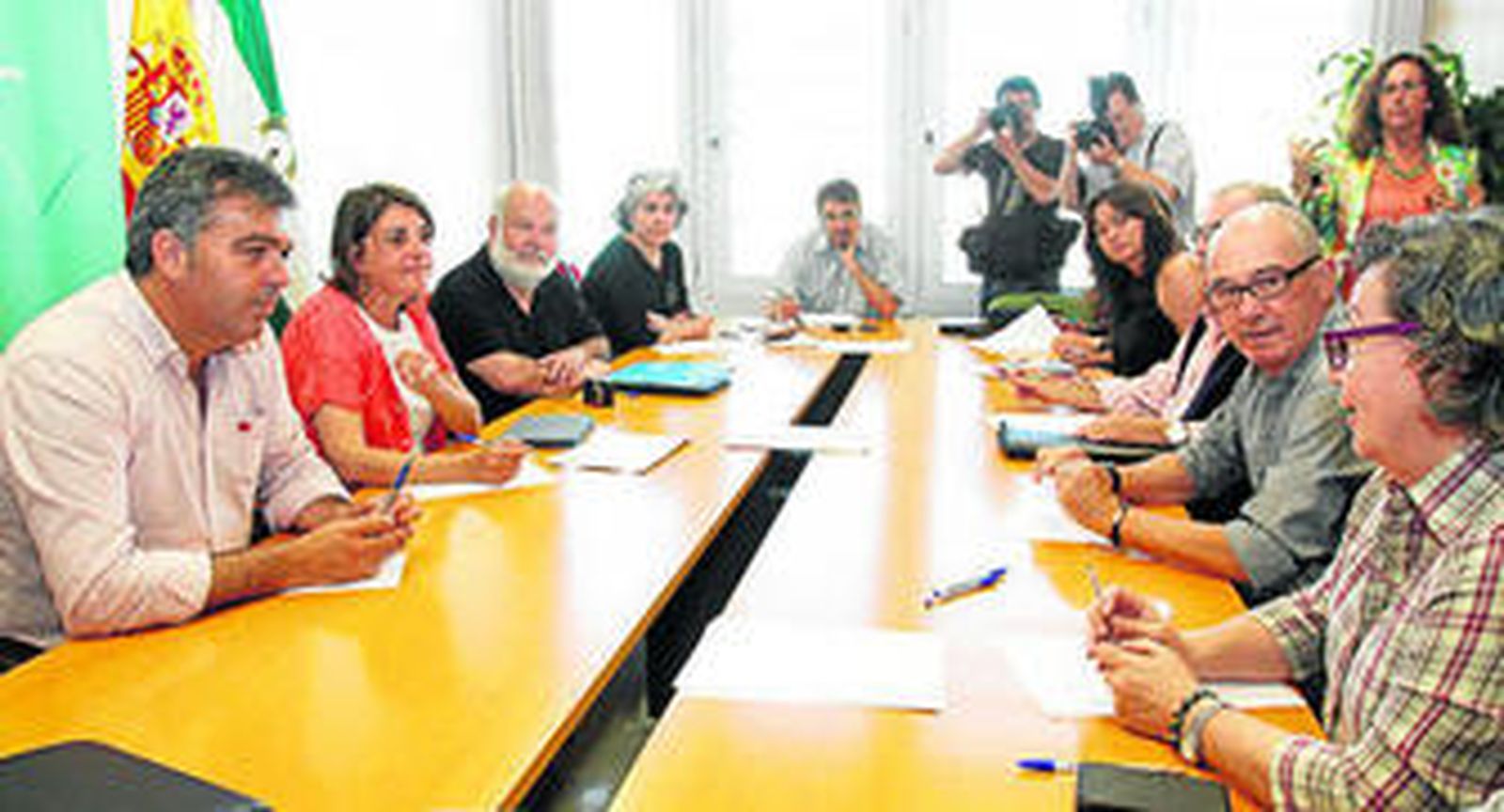 Manuel Cárdenas y Elena Cortés, a la izquierda, con los miembros de la Plataforma por una Vivienda Digna.