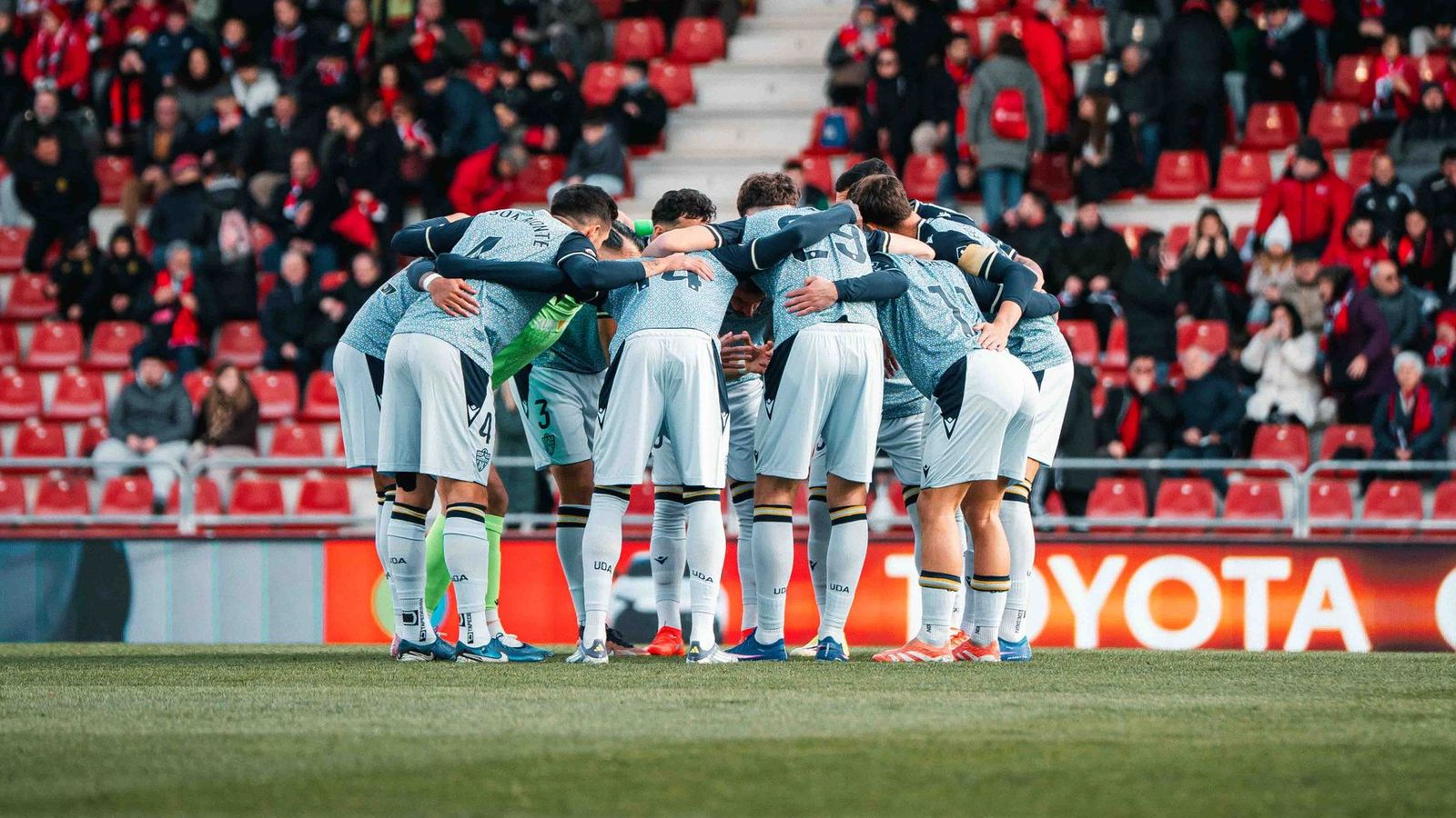 Los jugadores, acusados de falta de intensidad ante el Mirandés, hacen piña en Anduva