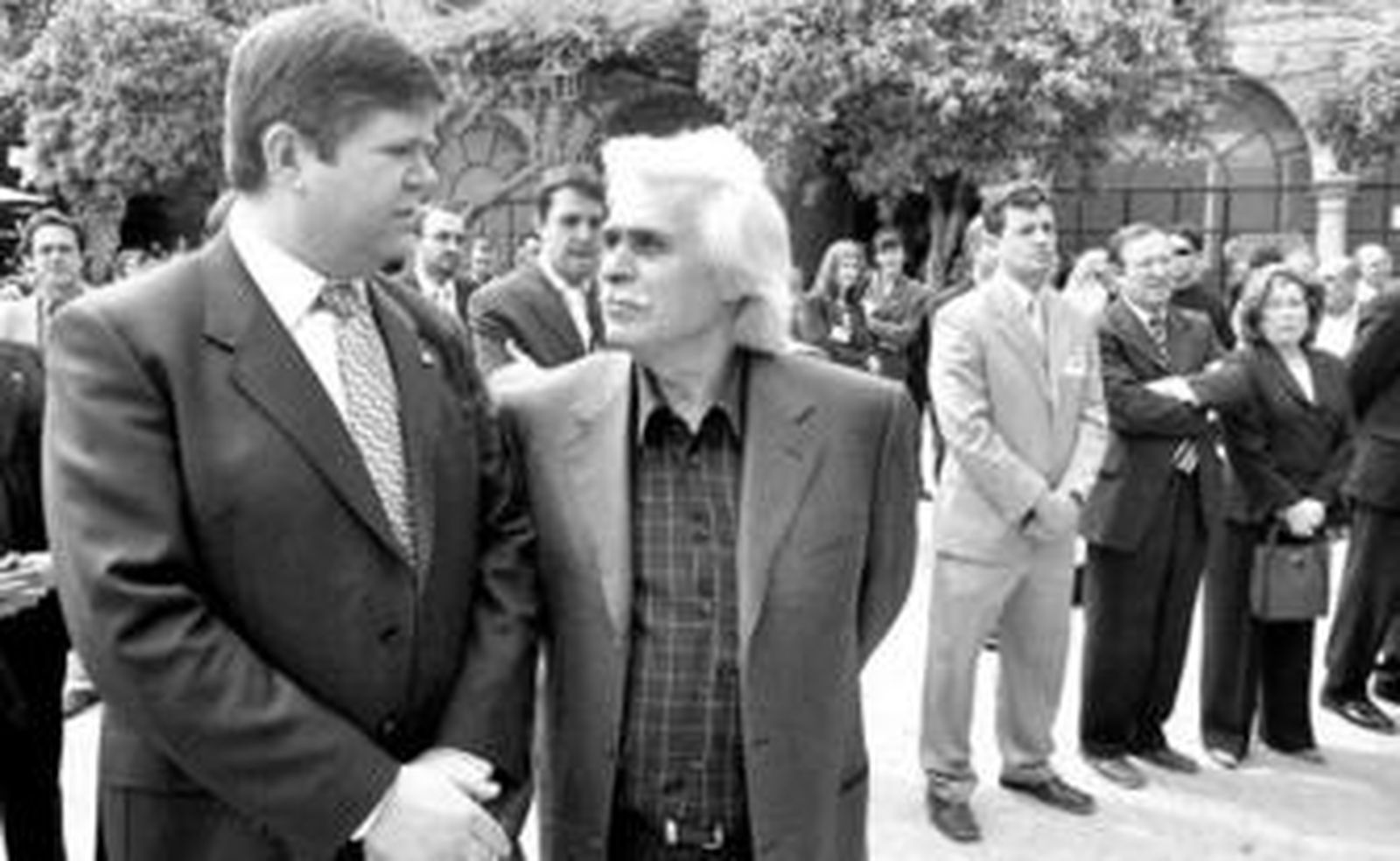 Francisco Jurado y Rafael Gómez, durante la inauguración de la edición de 2004 de Joyacor.
