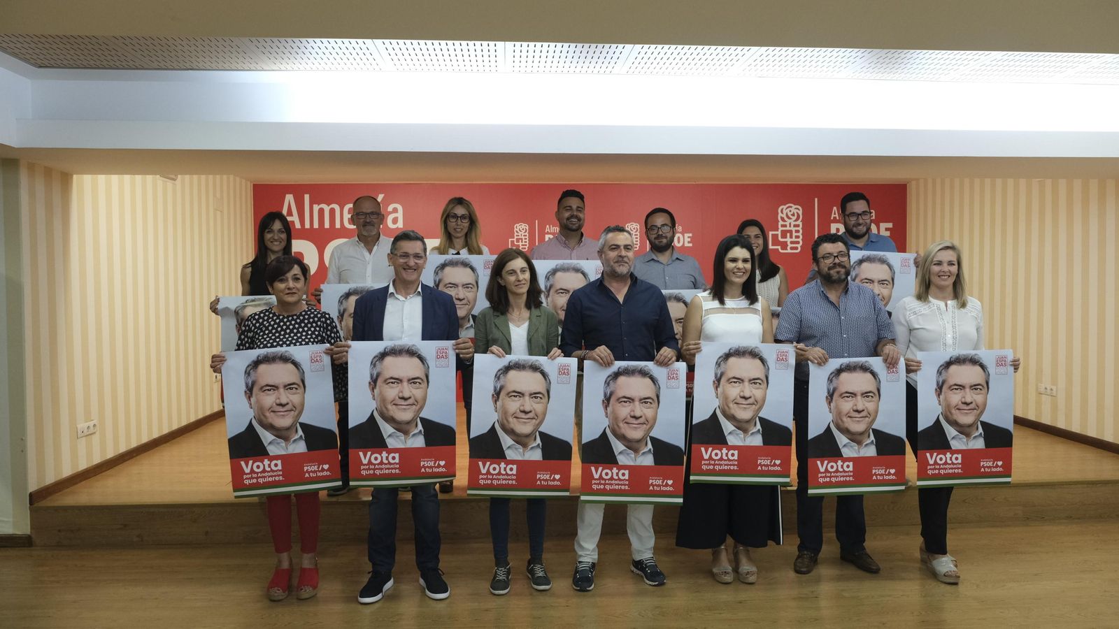 Pegada de carteles simbólica de PSOE de Almería.