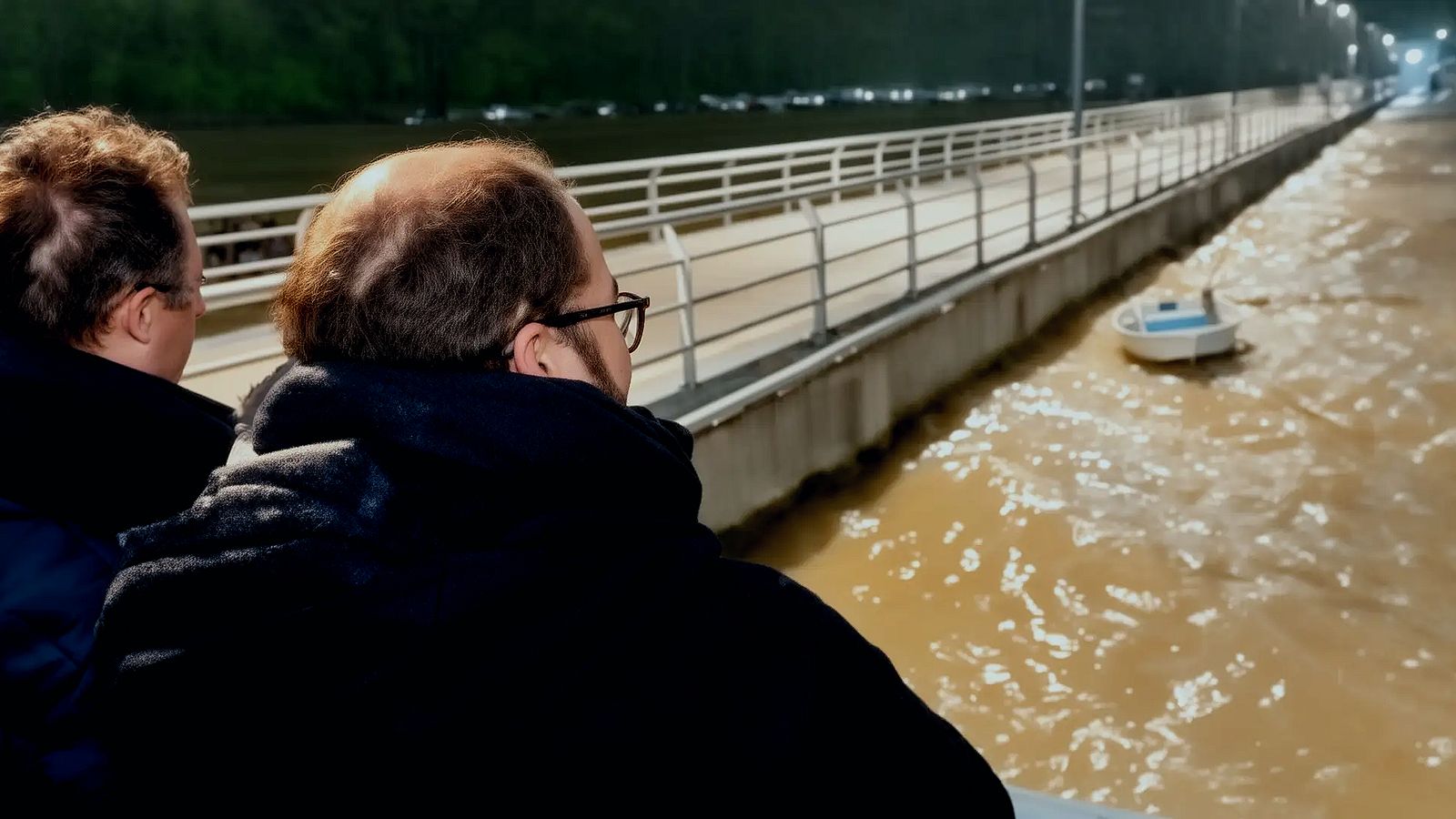 El concejal José Luis Cordero en el muelle de Gallineras durante la alerta naranja en San Fernando