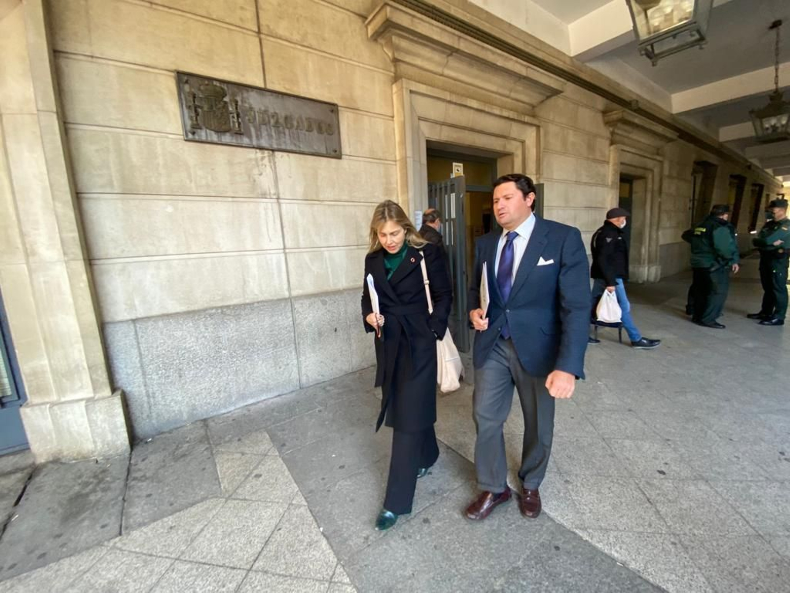 La portavoz municipal de Vox, Cristina Peláez, con el abogado Fernando Rodríguez Galisteo, en los juzgados de Sevilla.