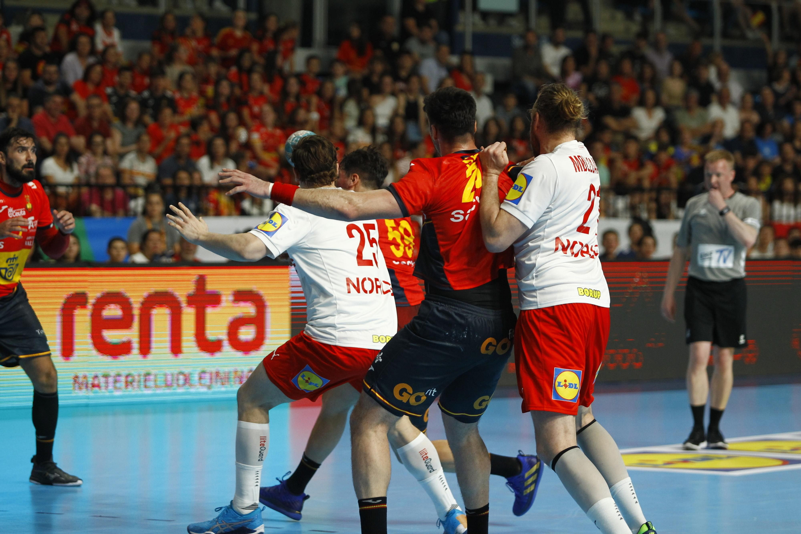 Imágenes del España-Dinamarca de la EHF Euro Cup de balonmano, en Almería