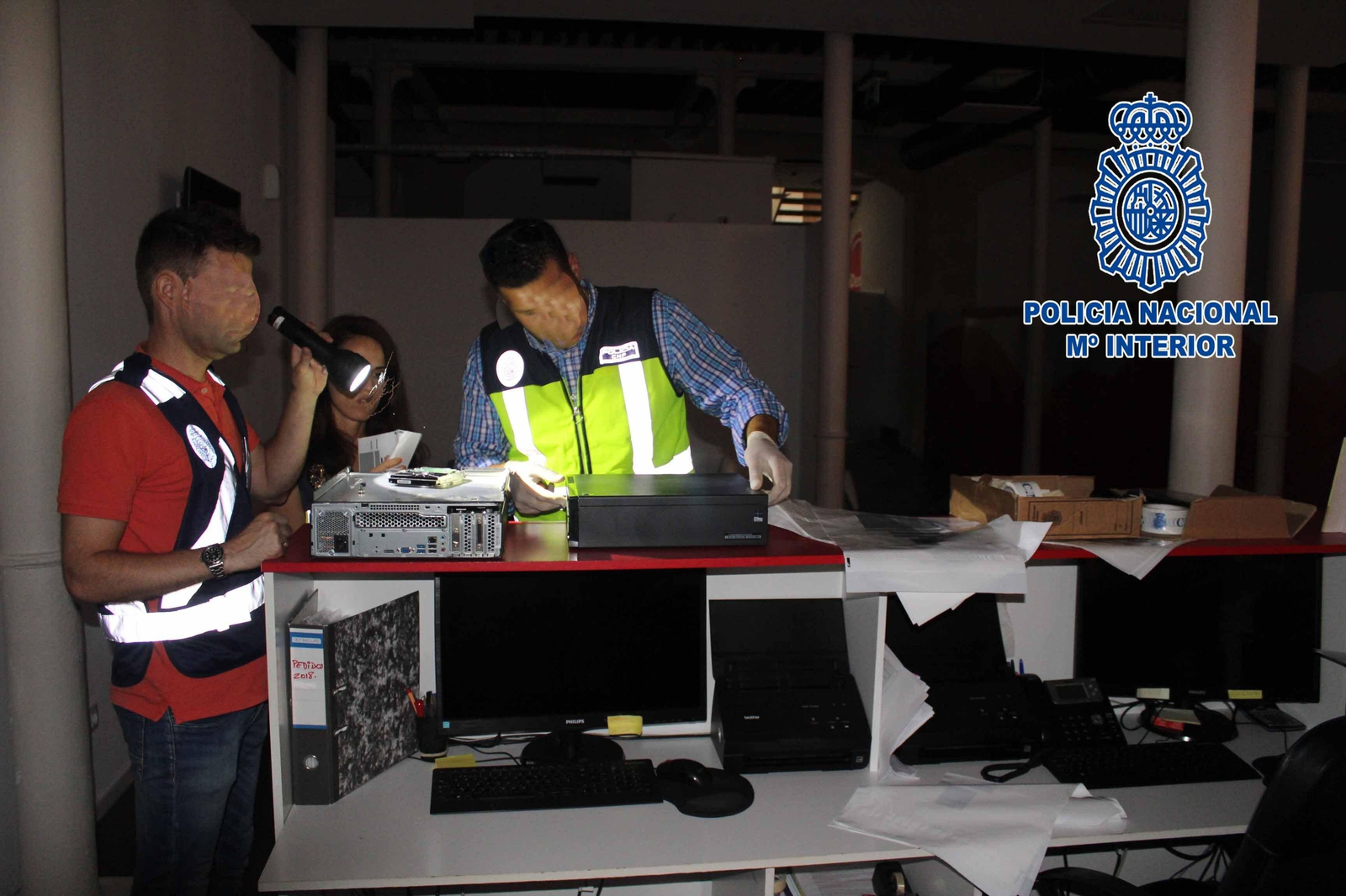 Agentes de la Policía Nacional registran la sede de iDental en Almería.