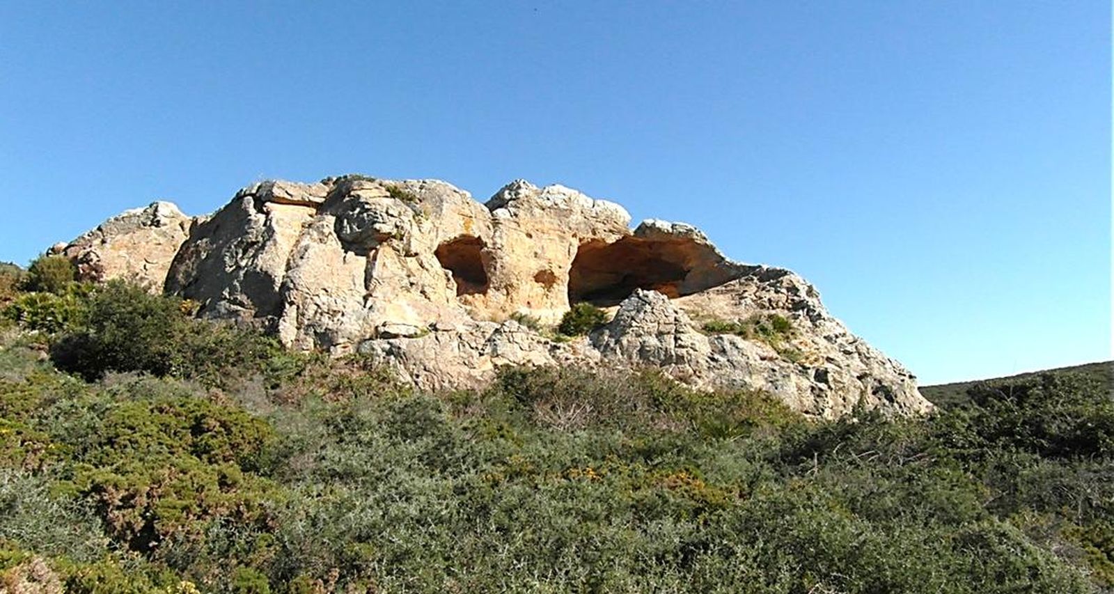 Vista general del Peñón de la Horadada.
