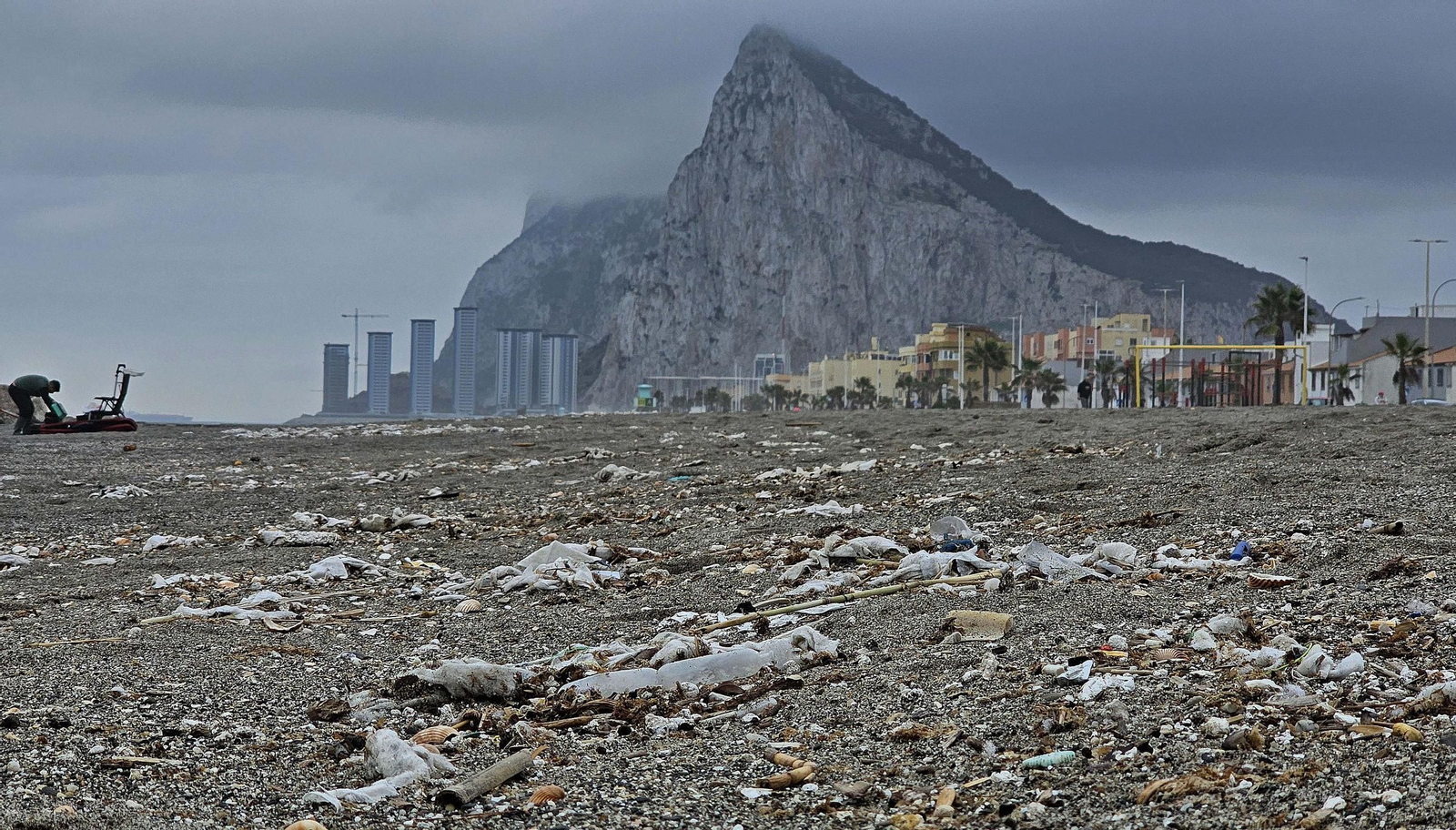 Las toallitas acumuladas en la playa de Levante de La Línea, en imágenes