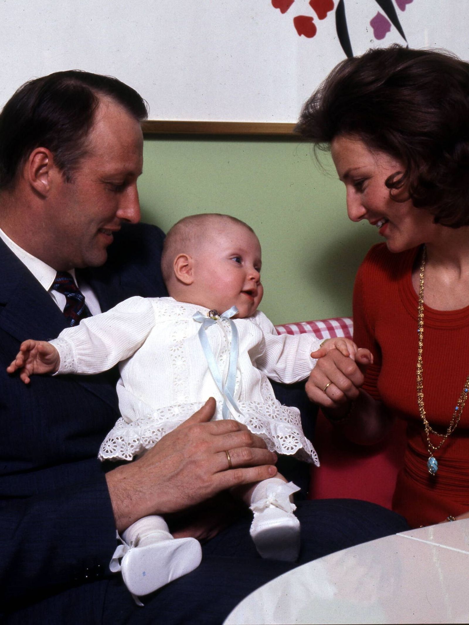 Recién nacida, en brazos de sus padres, los reyes Harald y Sonia de Noruega.