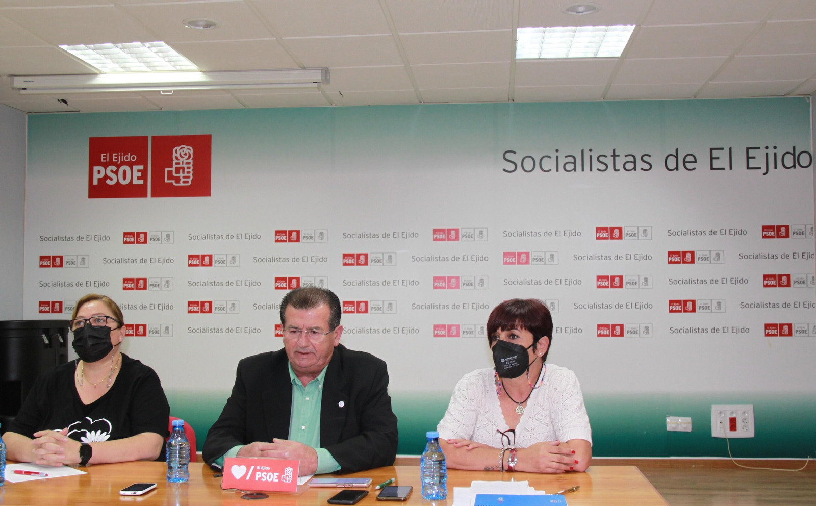 Comparecencia de las cabezas visibles del PSOE ejidense ante los medios.