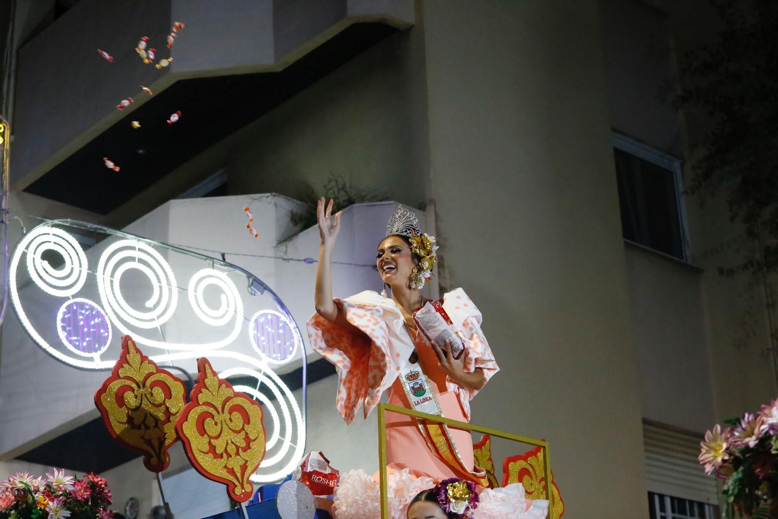 La reina de la Feria, Malena Moyano, tira caramelos desde su carroza. La reina de la Feria, Malena Moyano, tira caramelos desde su carroza.