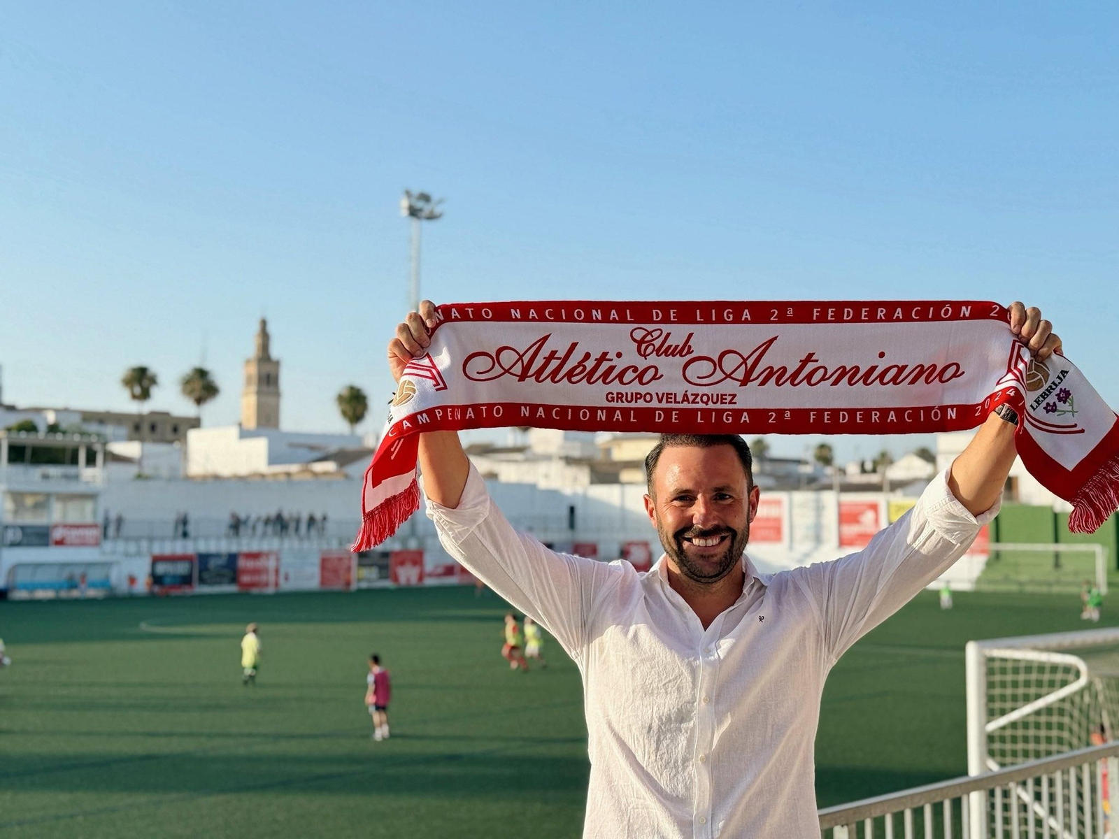 Lolo Rosano, entrenador del Club Atlético Antoniano, posa en su presentación con el club de Lebrija