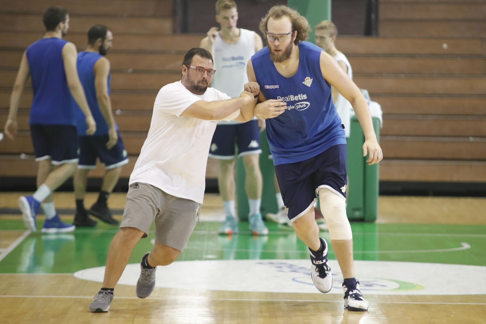 Stainbrook realiza un ejercicio en San Pablo con el preparador físico Arnau Moreno.