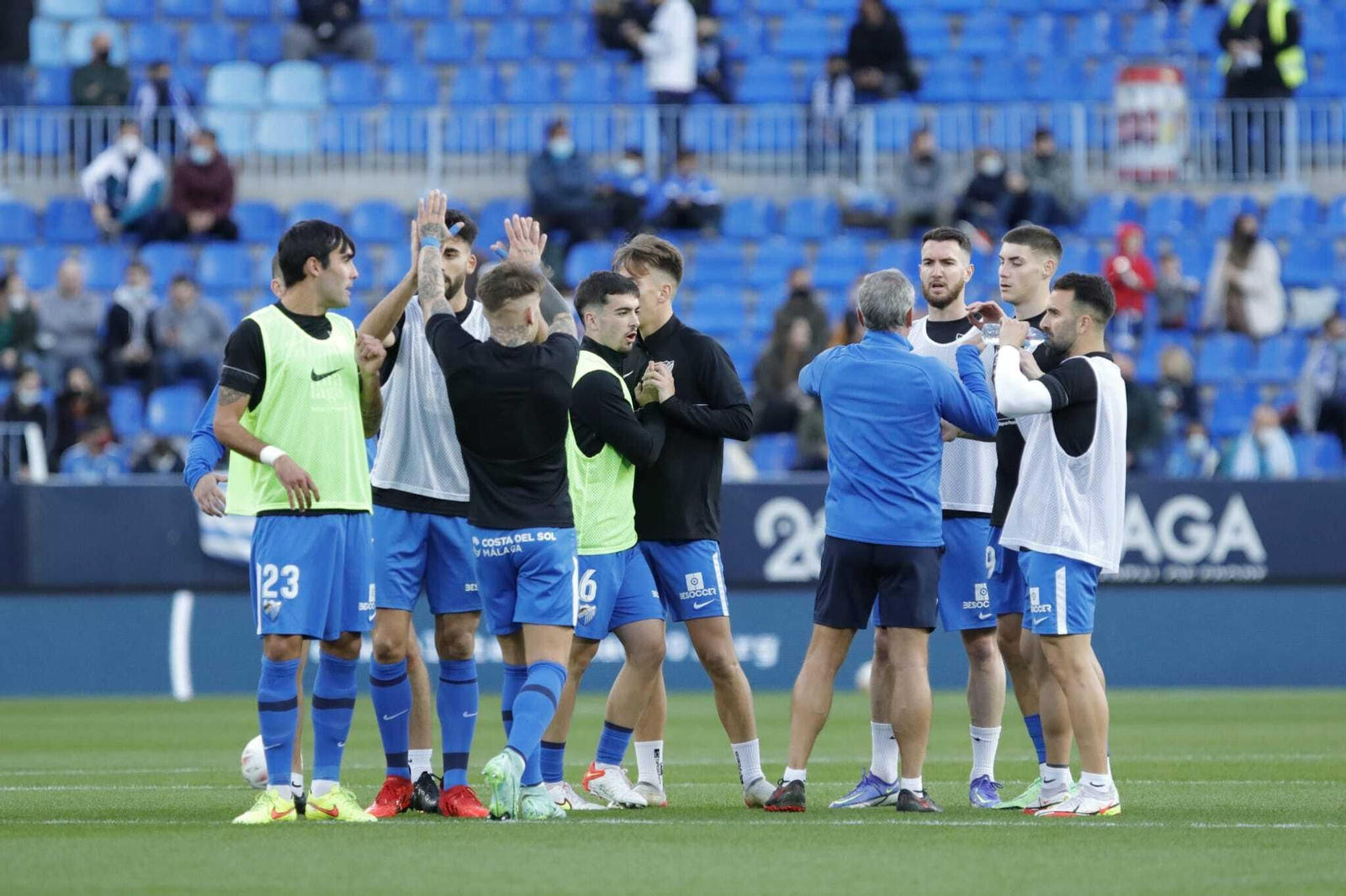 Jugadores del Málaga CF calentando.