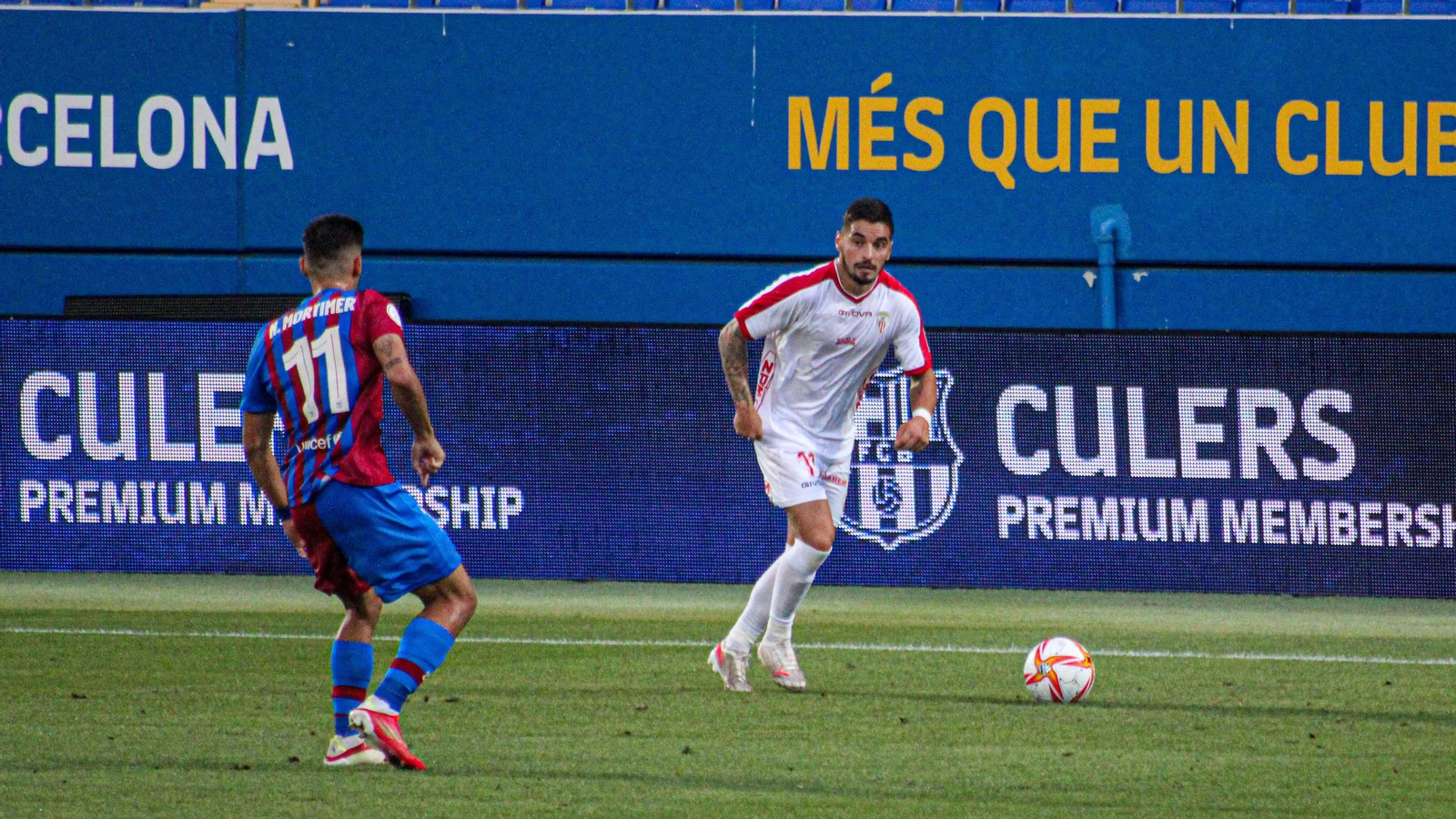 Tomás levanta la cabeza buscando a un compañero para darle uno de sus precisos centros.