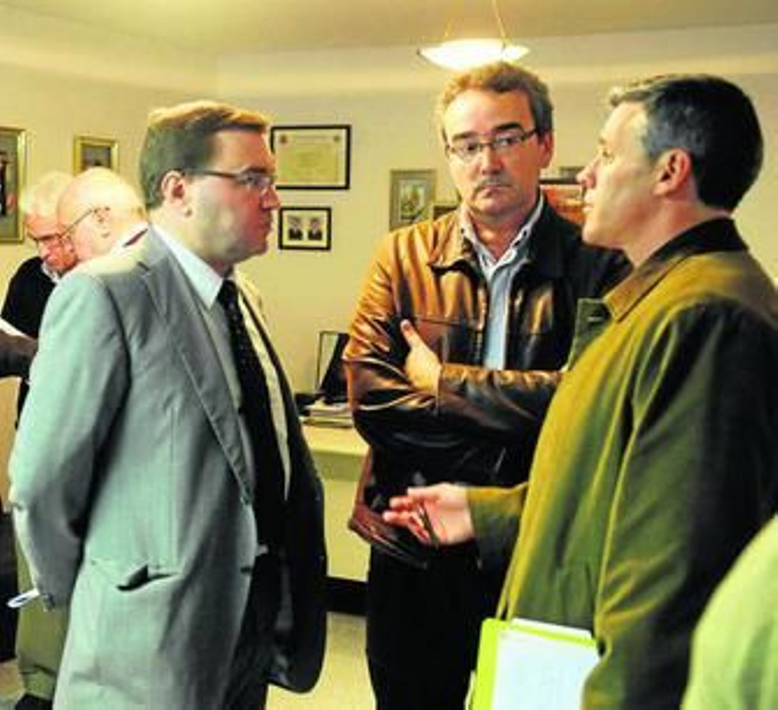 Carlos Zambrano (a la derecha) frente a Javier Cano (izquierda), en noviembre de 2011, cuando estalló el conflicto.