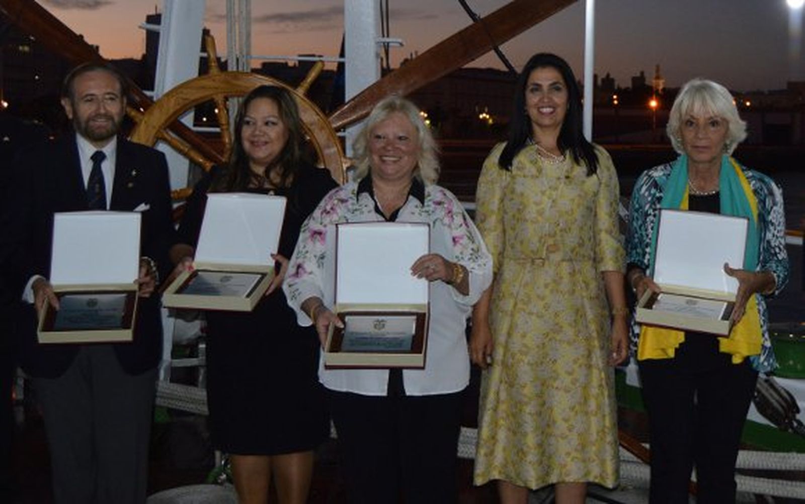 José Carlos Ruiz-Berdejo, Kety María Pérez, Yadi González, Gabriela Cano y Teófila Martínez.

Foto: Ignacio Casas de Ciria