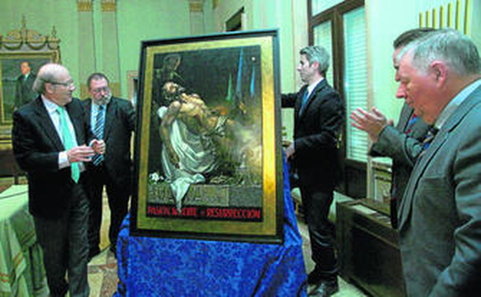 El cartel de Mario Moya quedó descubierto ayer en el salón de plenos del Ayuntamiento, ante la presencia del alcalde y el presidente del Consejo.