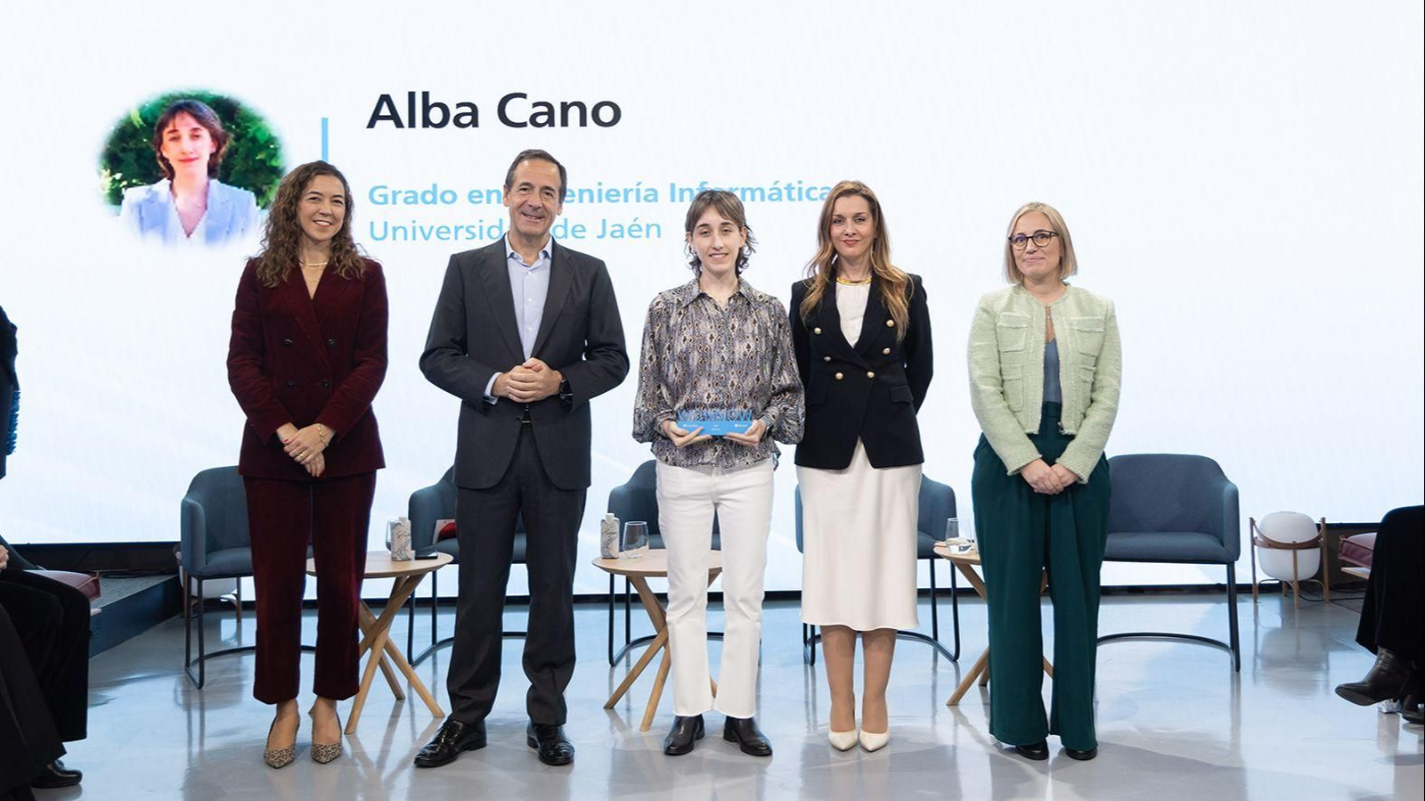 En el centro, Alba Cano, la egresada de Informática de la UJA.