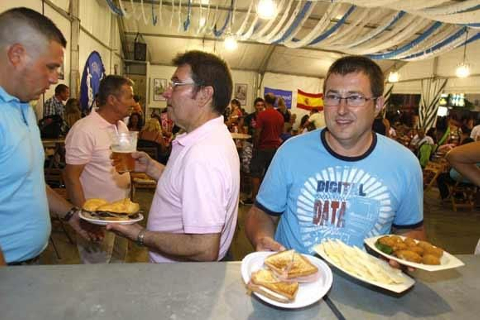 El alumbrado y el izado de las banderas de los países iberoamericanos dio comienzo a la Feria del Carmen y de la Sal

Foto: Rioja-Nuria Reina