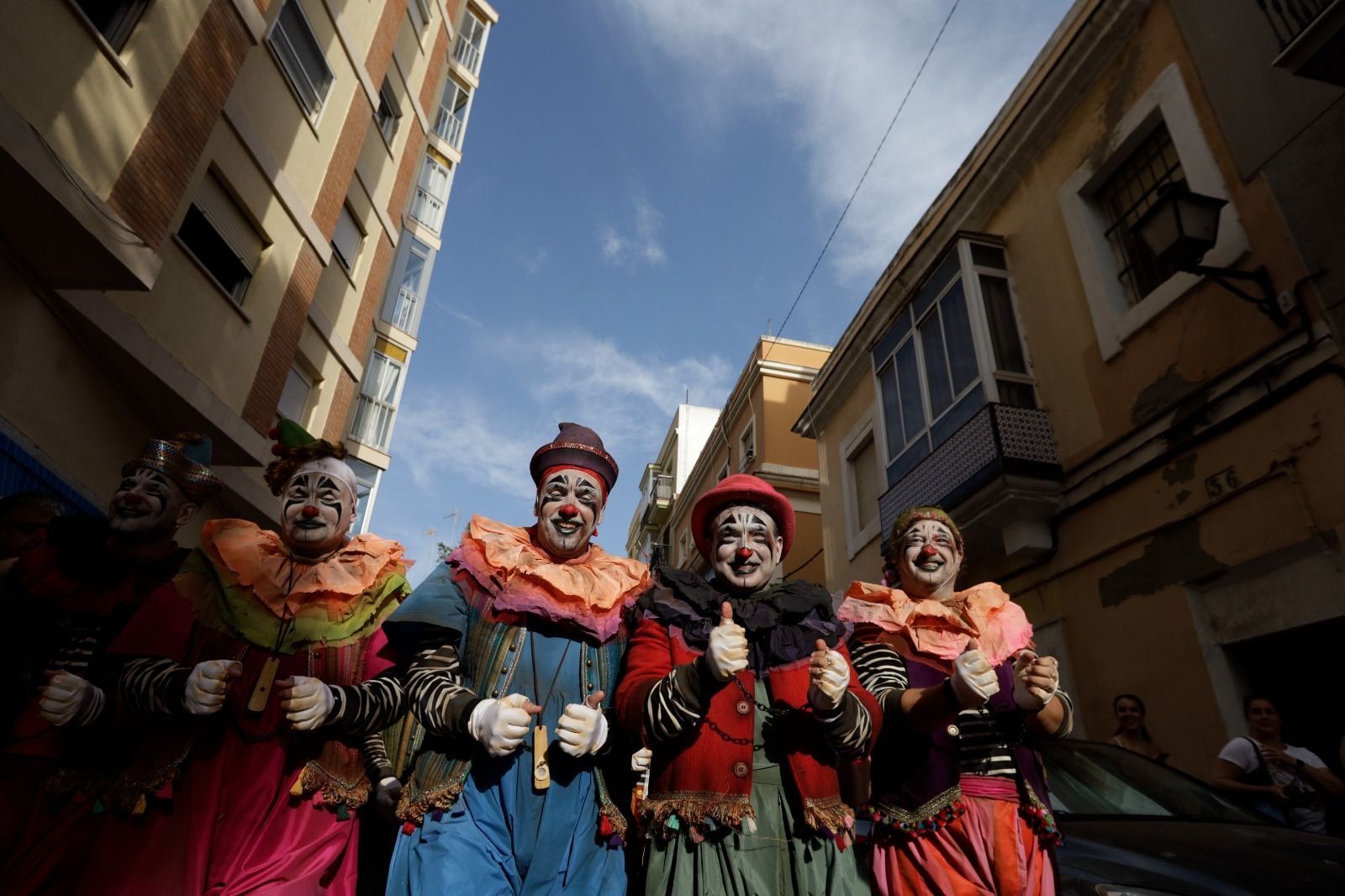 Pasacalles de la comparsa "Los sumisos" camino del Falla