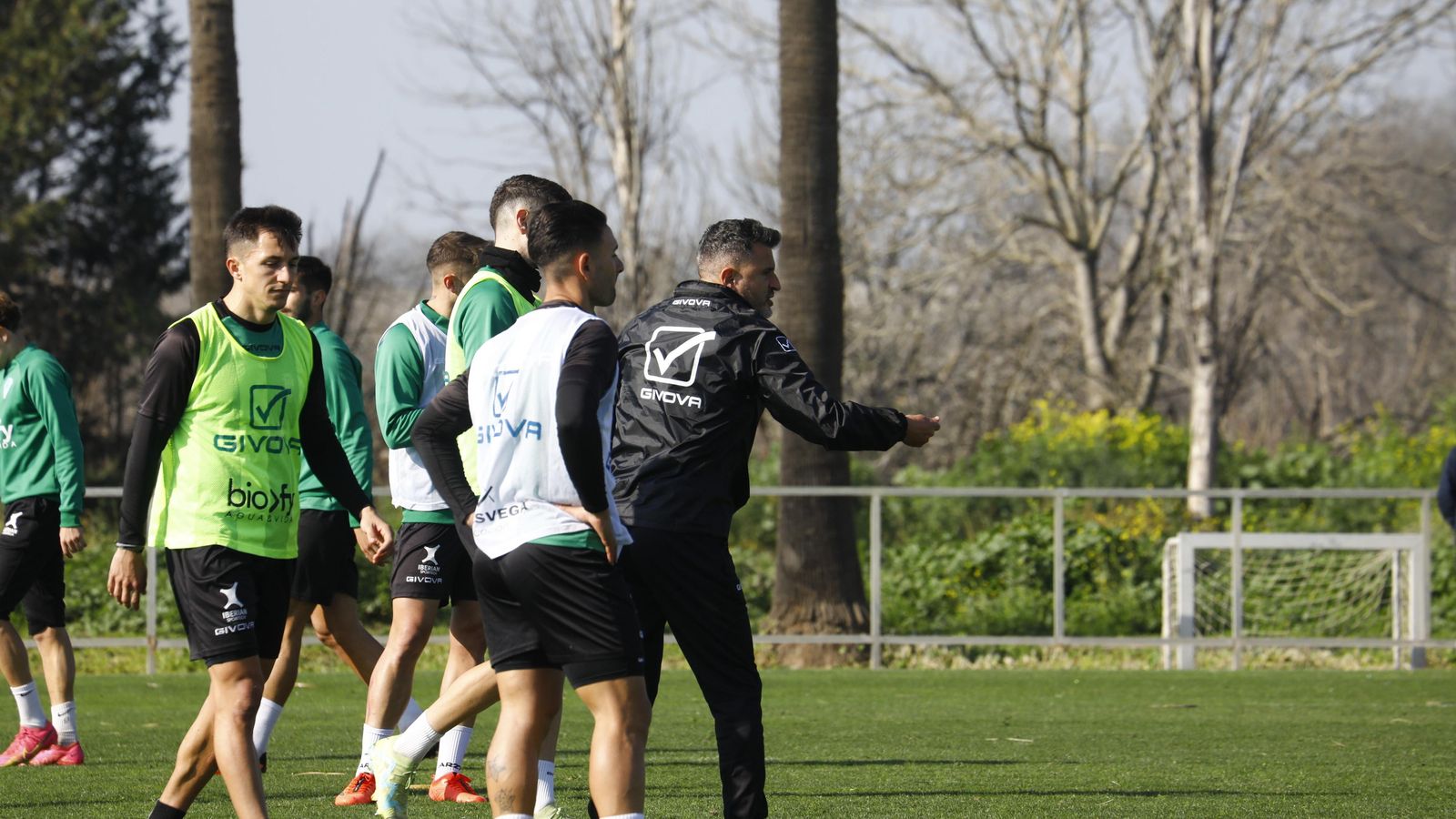 Iván Ania da órdenes durante el entrenamiento de este martes. Iván Ania da órdenes durante el entrenamiento de este martes.