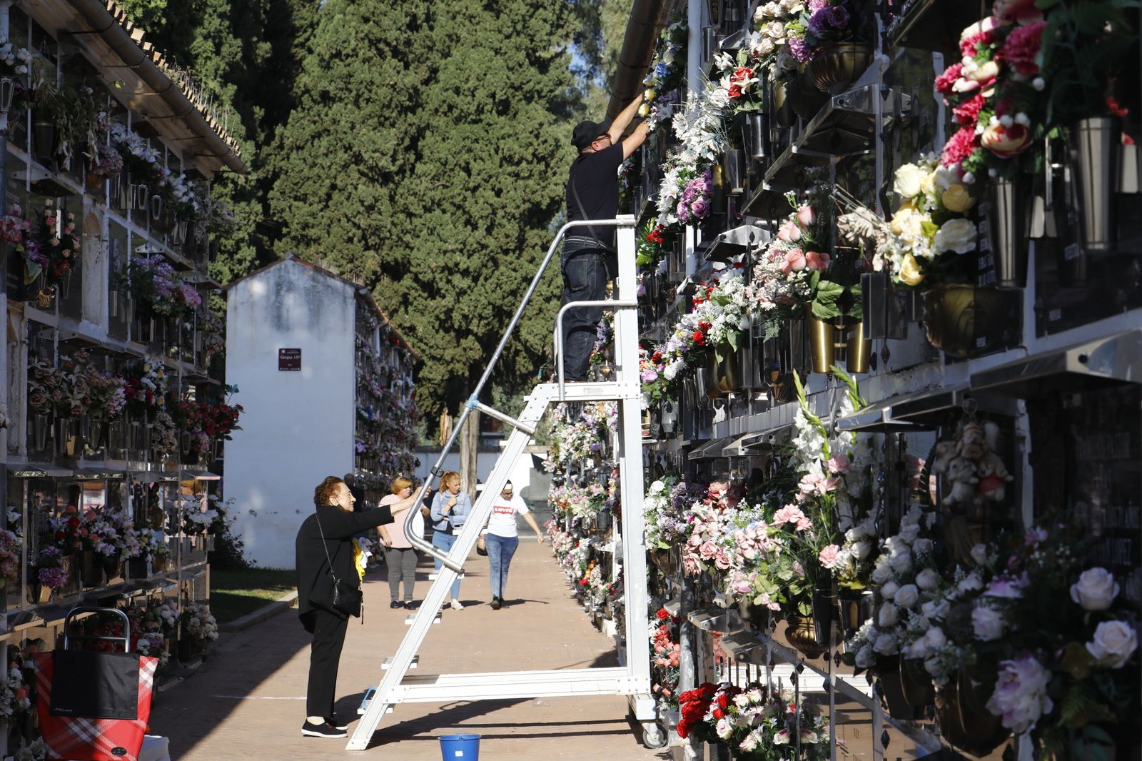Las imágenes del día de Los Santos en los cementerios de Córdoba