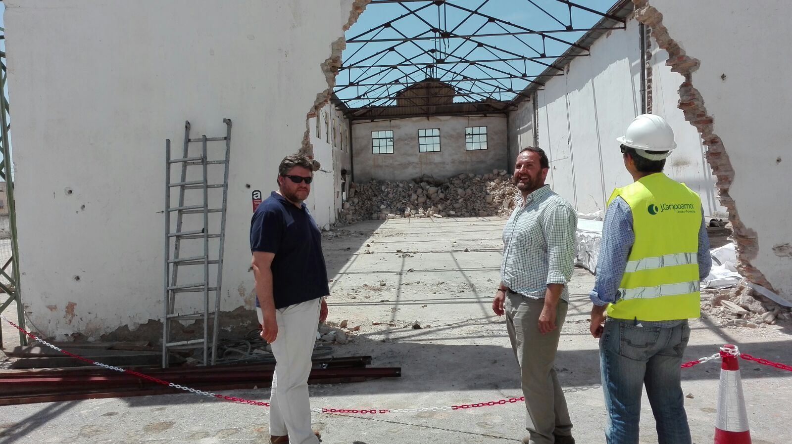 El concejal de Urbanismo visitó ayer las obras con un técnico municipal.