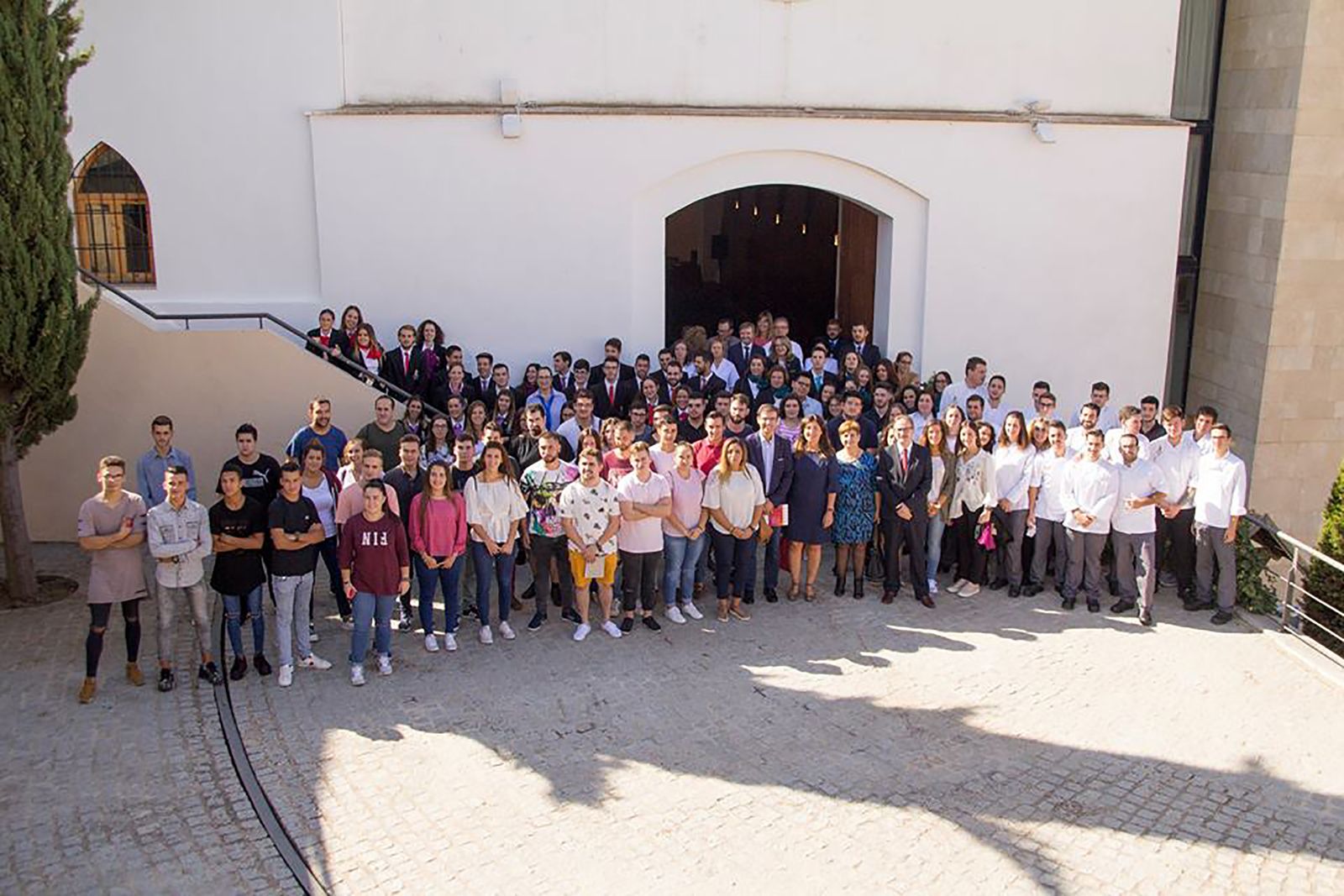 Foto de familia del inicio del curso en el Hotel Escuela Santo Domingo de Archidona.
