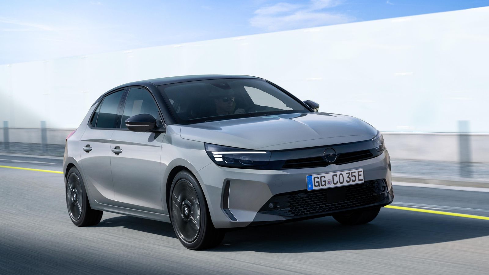 Entre las novedades asociadas a las modificaciones de aspecto están ligeros cambios en el interior y un nuevo sistema de propulsión eléctrico.