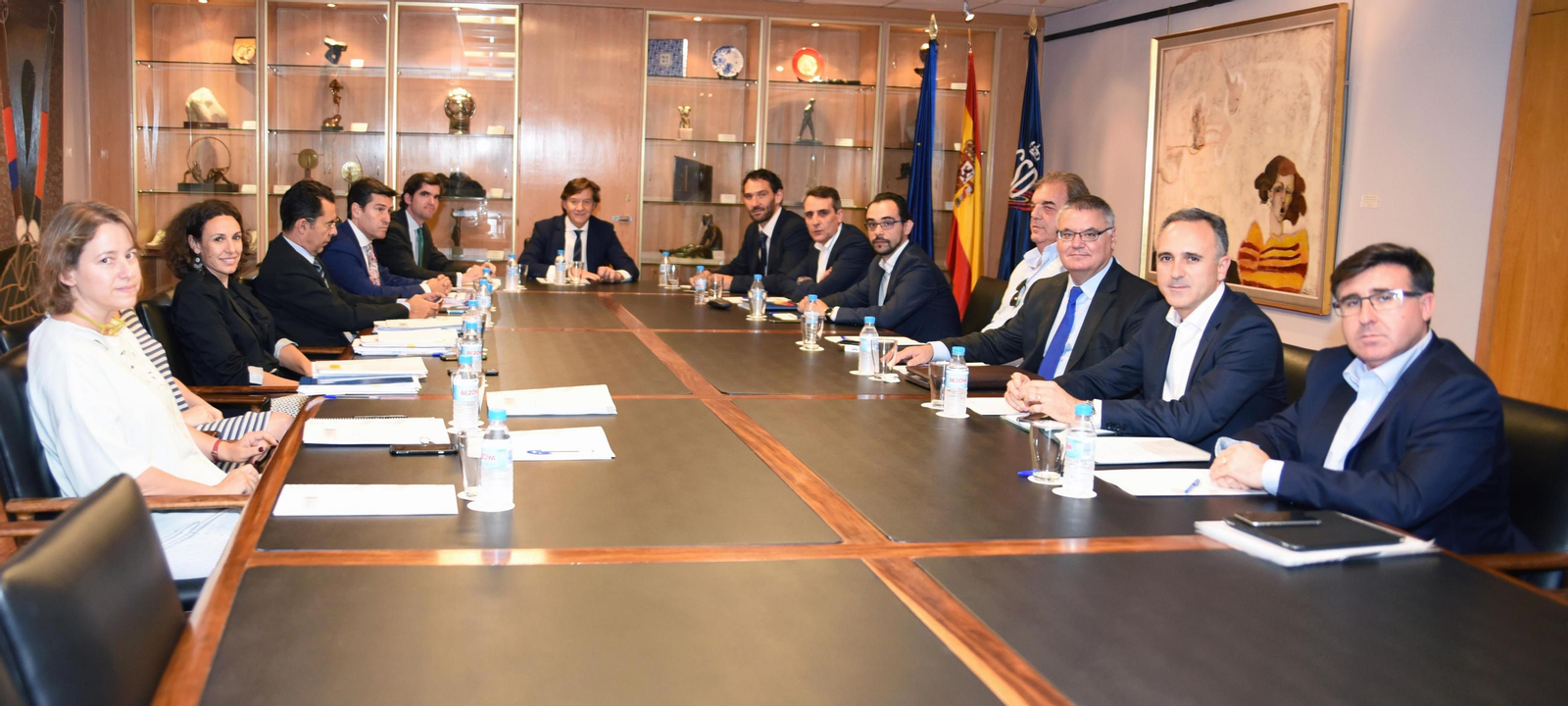 José Ramón Lete preside la anterior reunión con Francisco Roca y Jorge Garbajosa, entre otros asistentes.