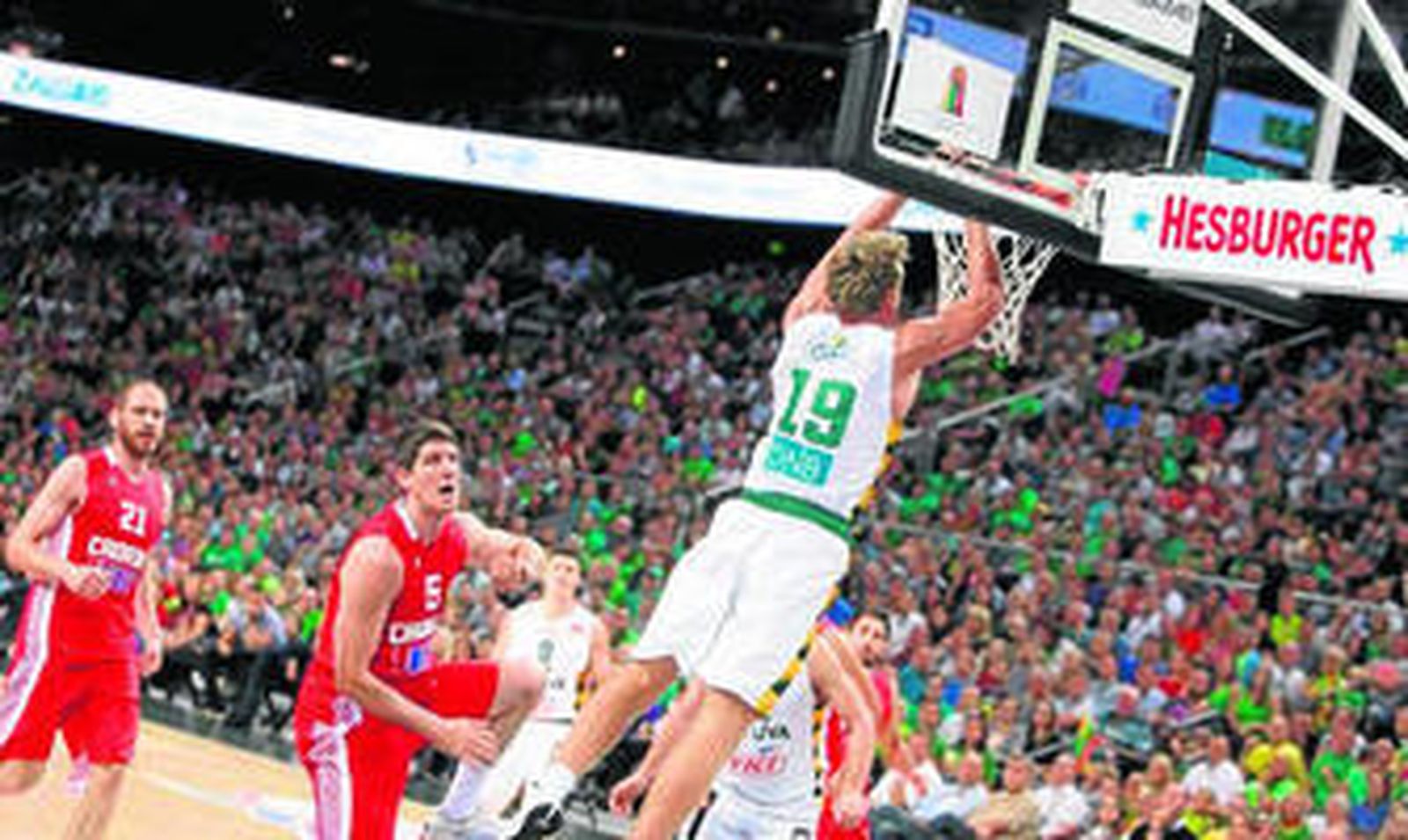 Kuzminskas intenta realizar un mate ante Croacia, con Rudez y Zoric al fondo.