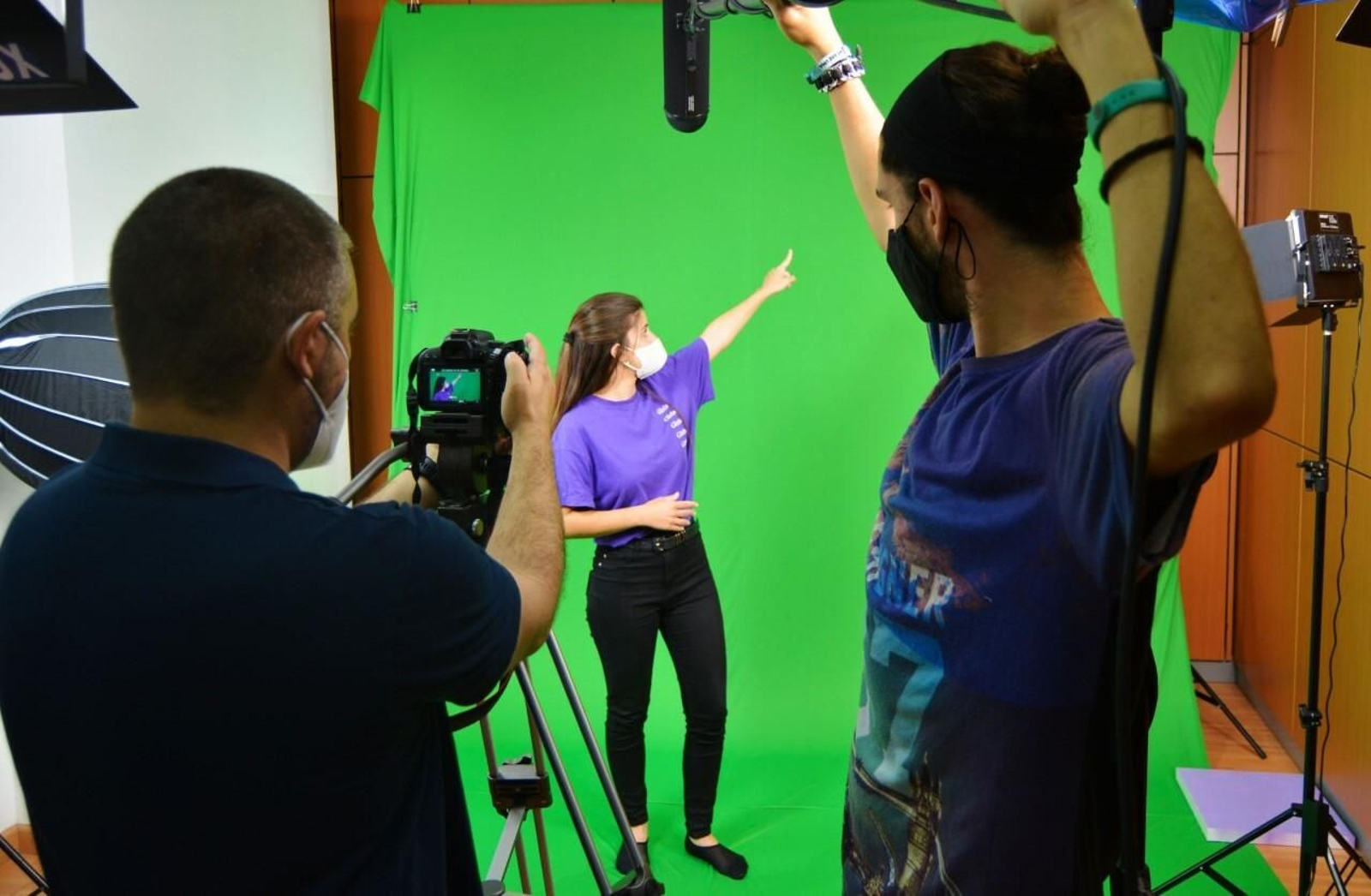 Un grupo de jóvenes durante la producción de contenidos Un grupo de jóvenes durante la producción de contenidos