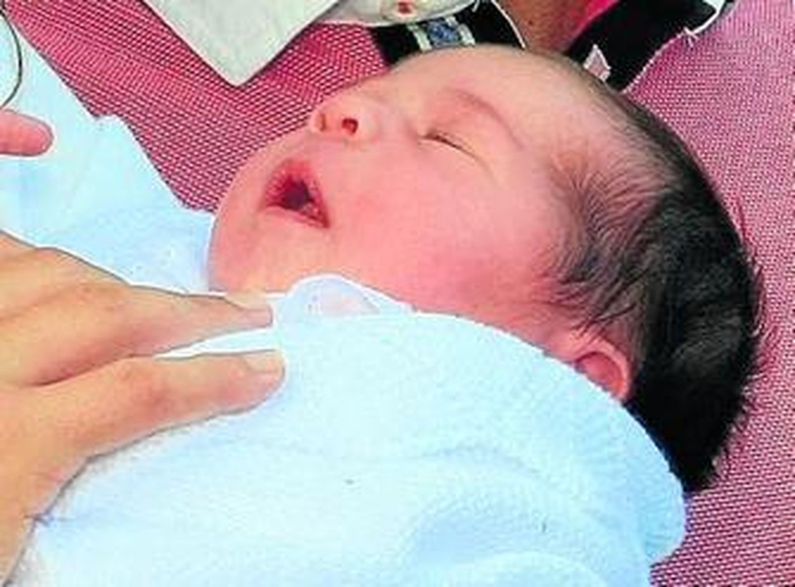 La cantante lleva un colgante en forma de estrella y su niña, unos pendientes.