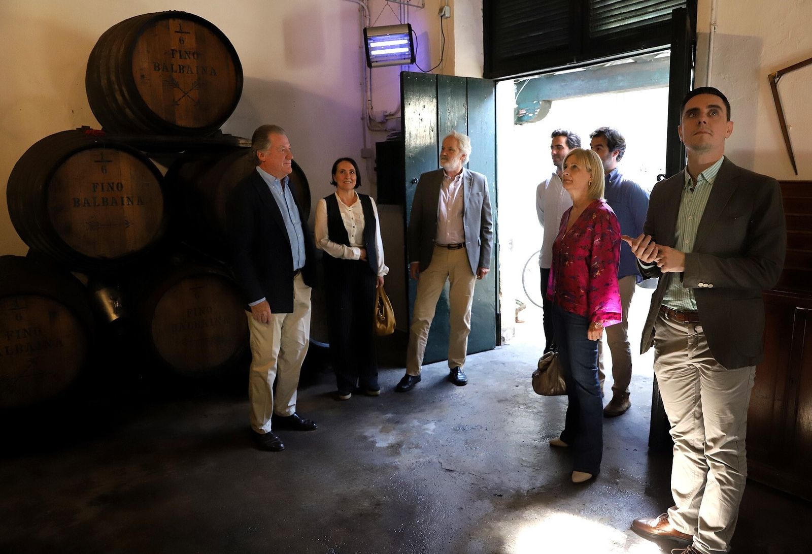 La alcaldesa  y los ediles con Peter Sisseck y Carlos del Río en la Bodega San Francisco Javier