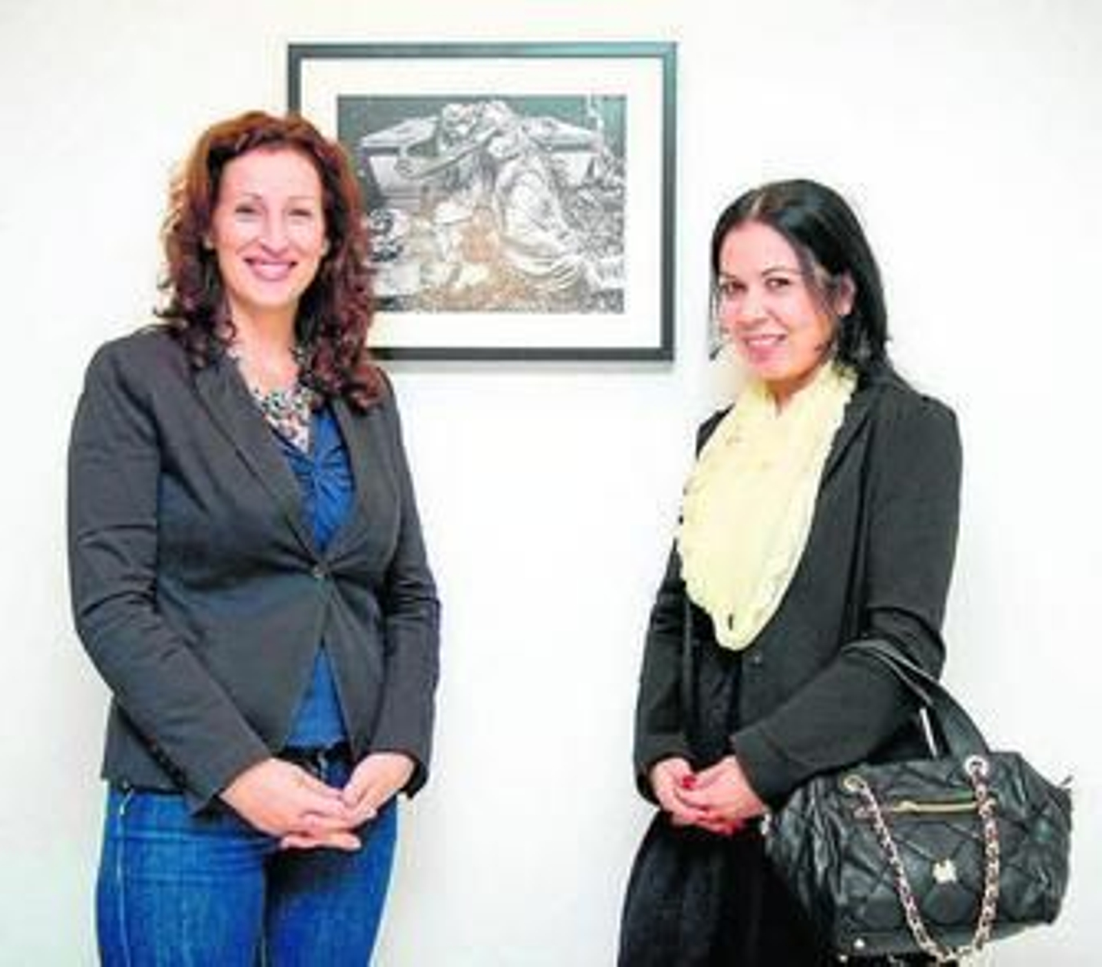 La diputada María Vázquez con la fotógrafa Maki. La diputada María Vázquez con la fotógrafa Maki.