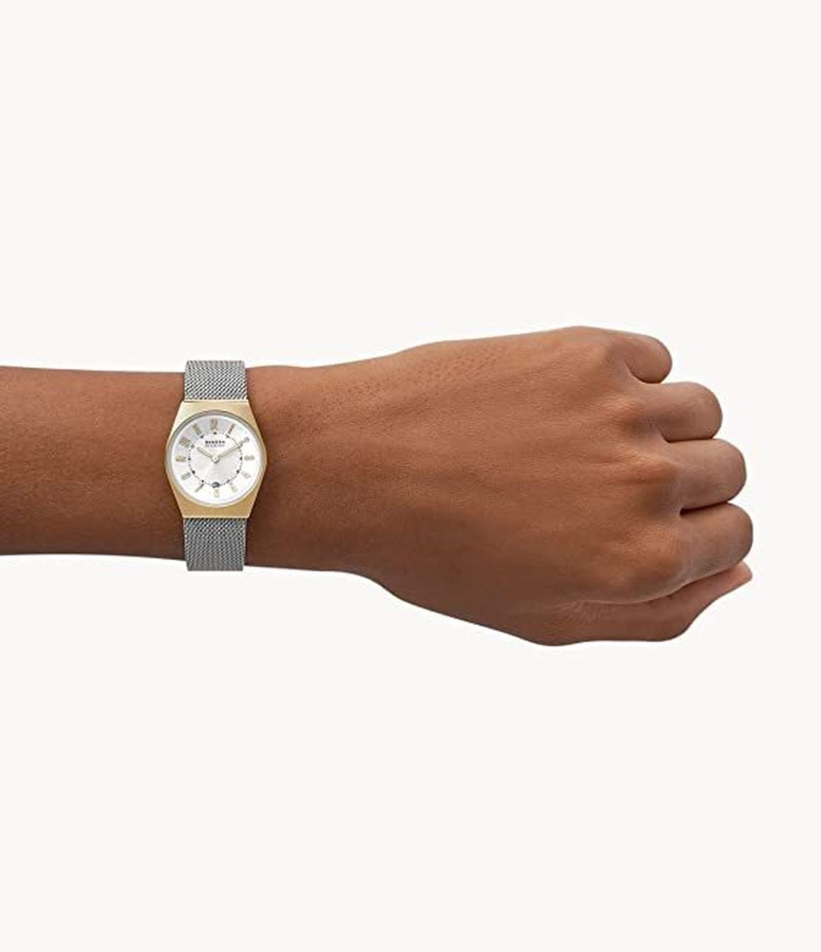 Skagen Grenen Lille con brazalete de malla de acero inoxidable en tono plateado.