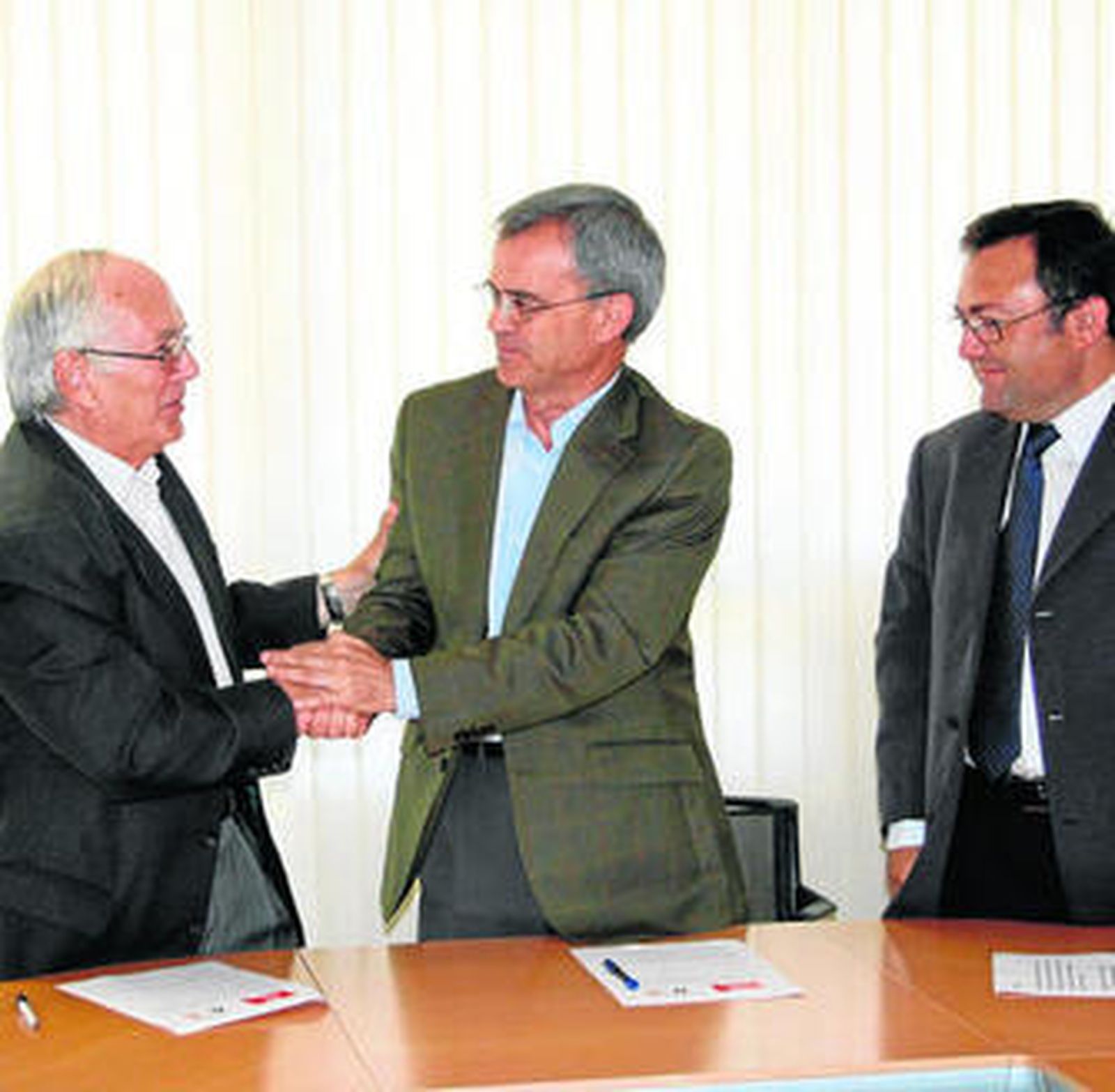 José Escalona y José Garrido se estrechan la mano en presencia de Miguel Ángel Heredia, ayer.