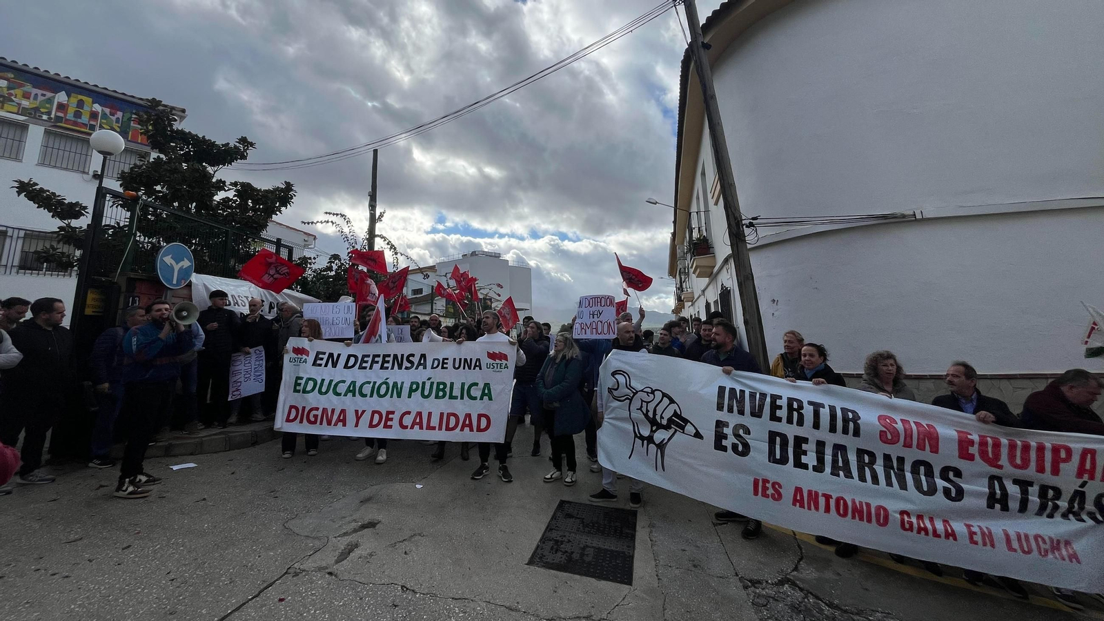 Concentración en las puertas del IES Antonio Gala.