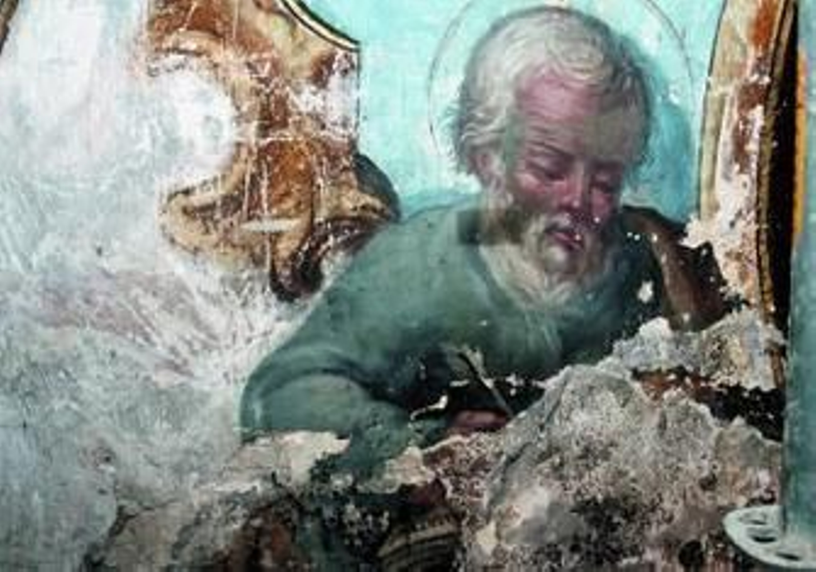 Detalles y escenas de la restauración del altar mayor de San Juan.