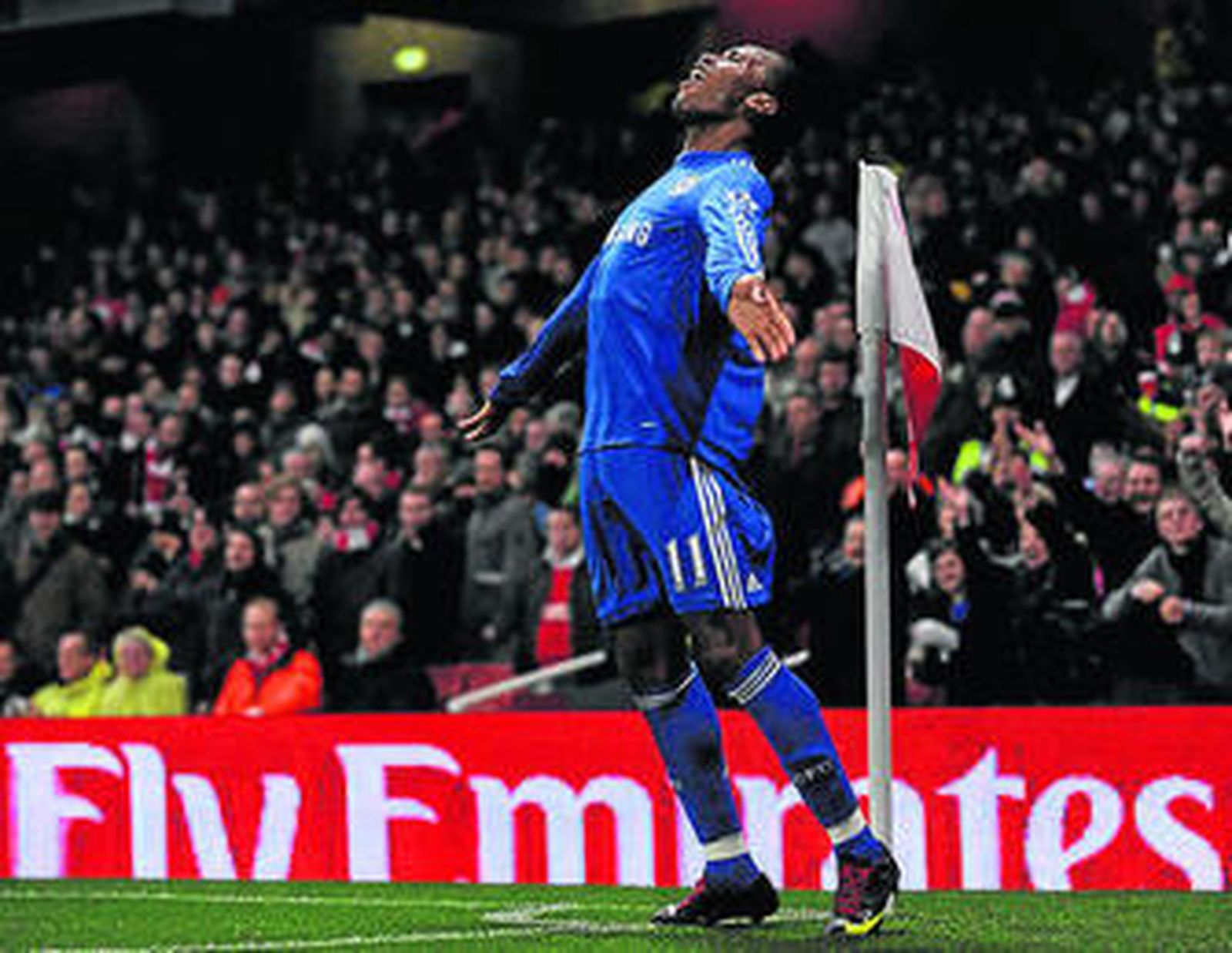 El costamarfileño Drogba celebra su segundo tanto.