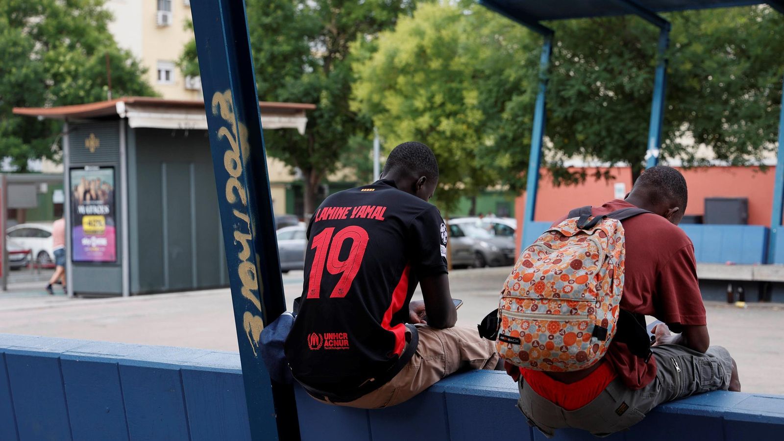 Dos jóvenes inmigrantes, en una plaza de la Candelaria. Dos jóvenes inmigrantes, en una plaza de la Candelaria.