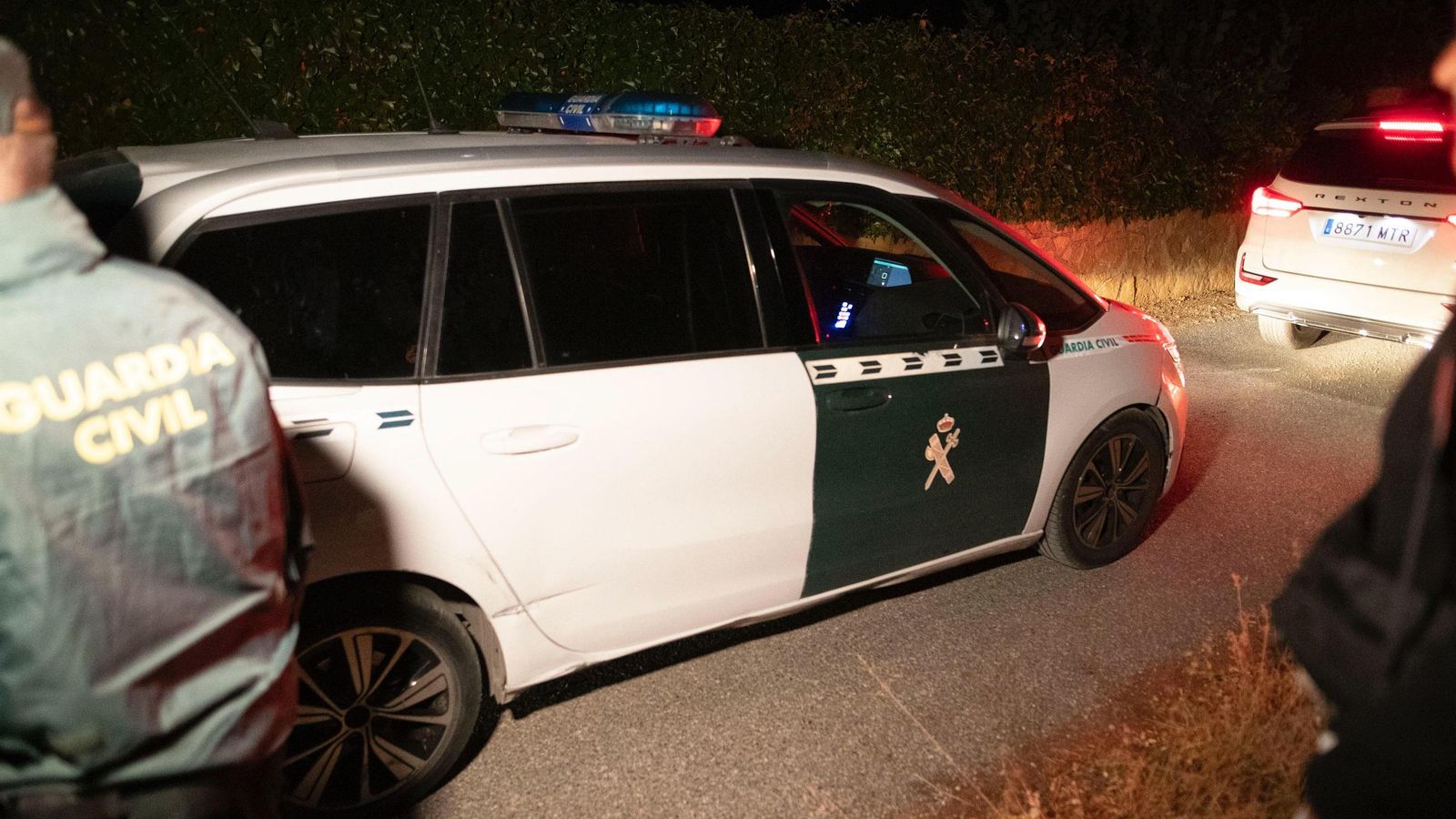 El presunto autor del crimen abandona el lugar de los hechos en un coche de la Guardia Civil